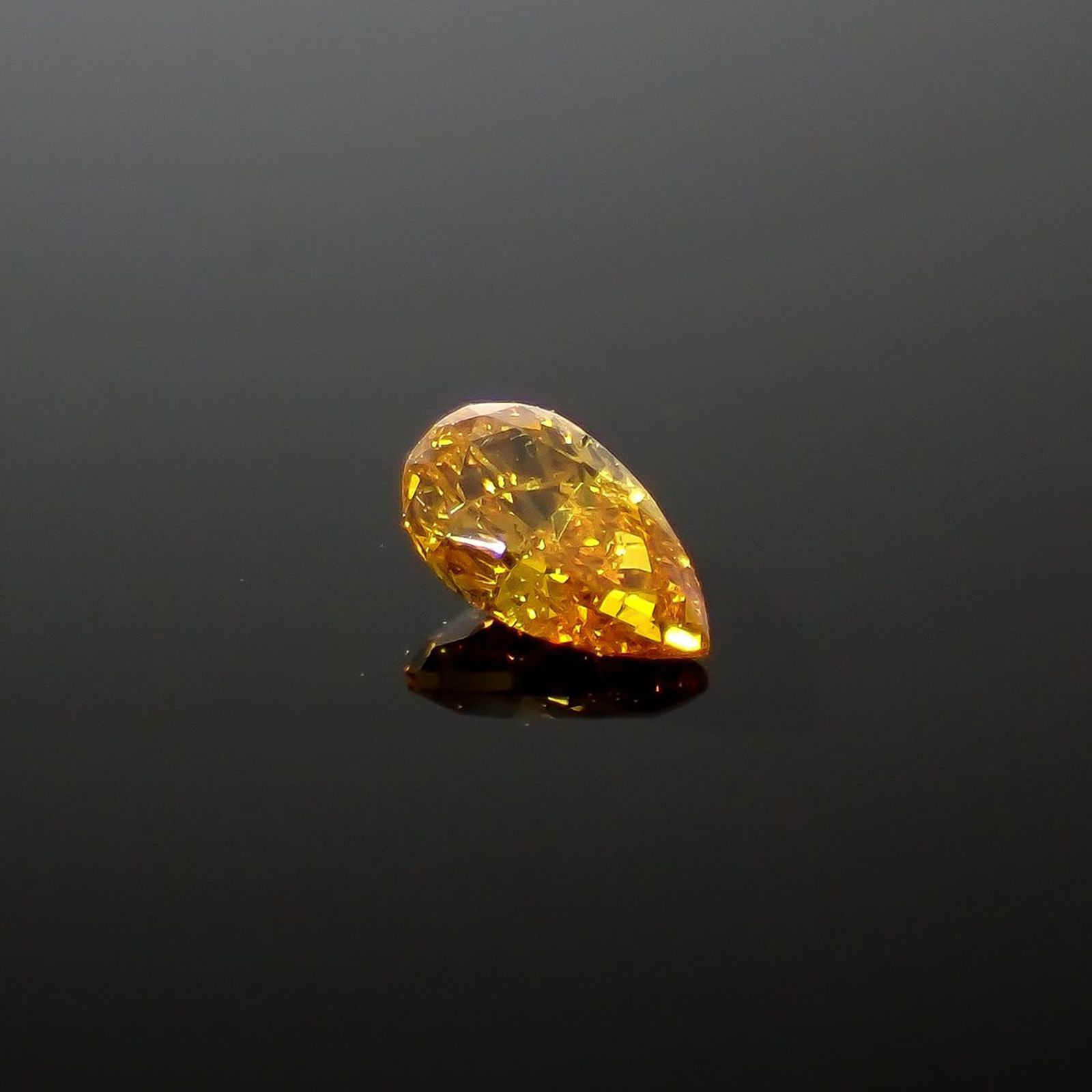 イエローダイヤモンド I-1 | FANCY VIVID ORANGE YELLOW(宝石名ダイアモンド) ソ付(CGL) 0.098ct / 3.87x2.26mm前後 [240427042]
