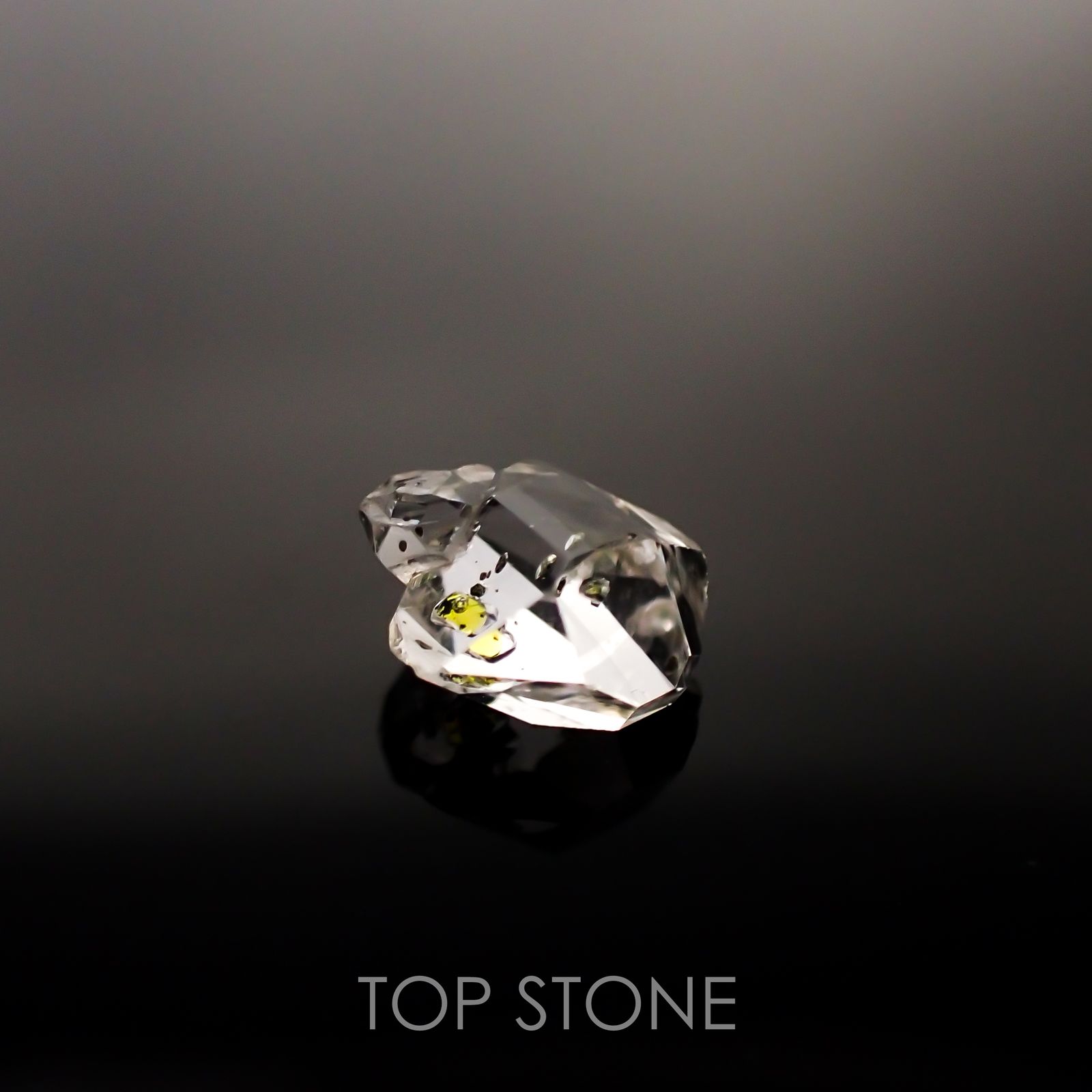 オイルインクォーツ パキスタン産 ルース 3.21ct[210811439]9.7×9.3mm前後