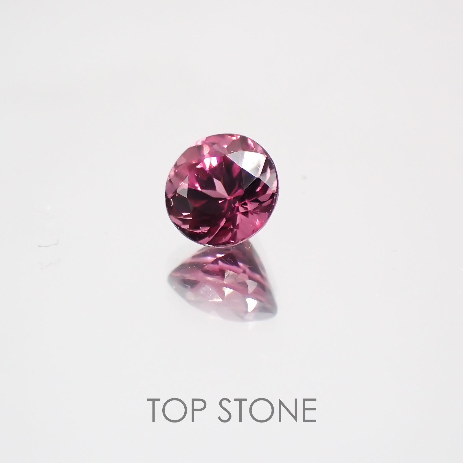 カラーチェンジマラヤガーネット タンザニア産 ルース 0.72ct[21049656]5.1×5.1mm前後