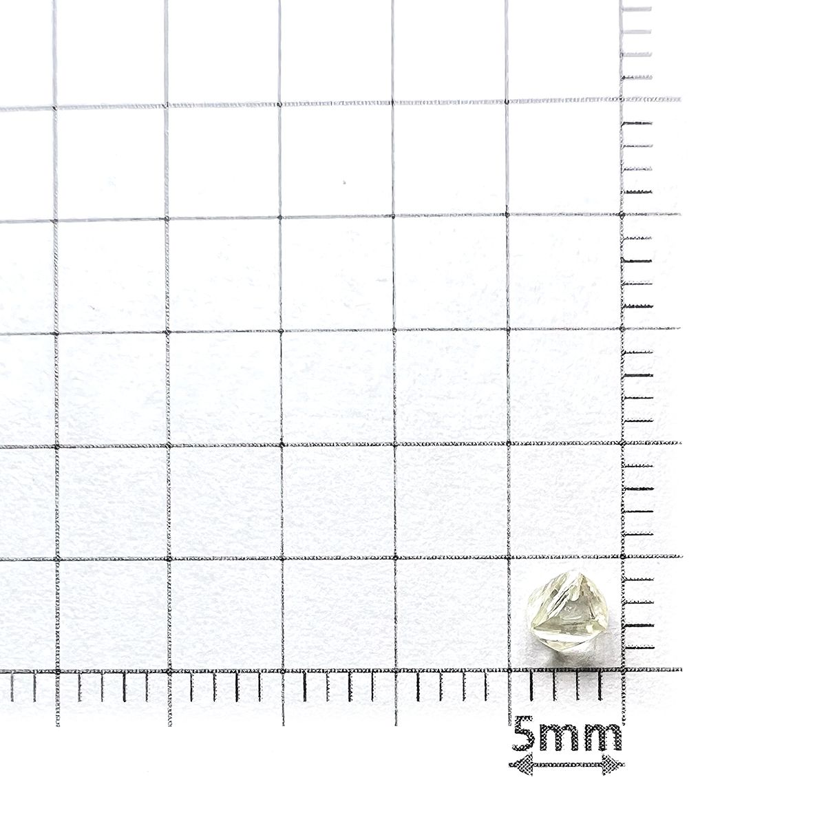 ソーヤブルダイヤモンド 原石(トライゴンあり/Trigon) ※通し穴あり(宝石名ダイアモンド) 0.33ct 識別済[230923459]4.1x3.9mm前後