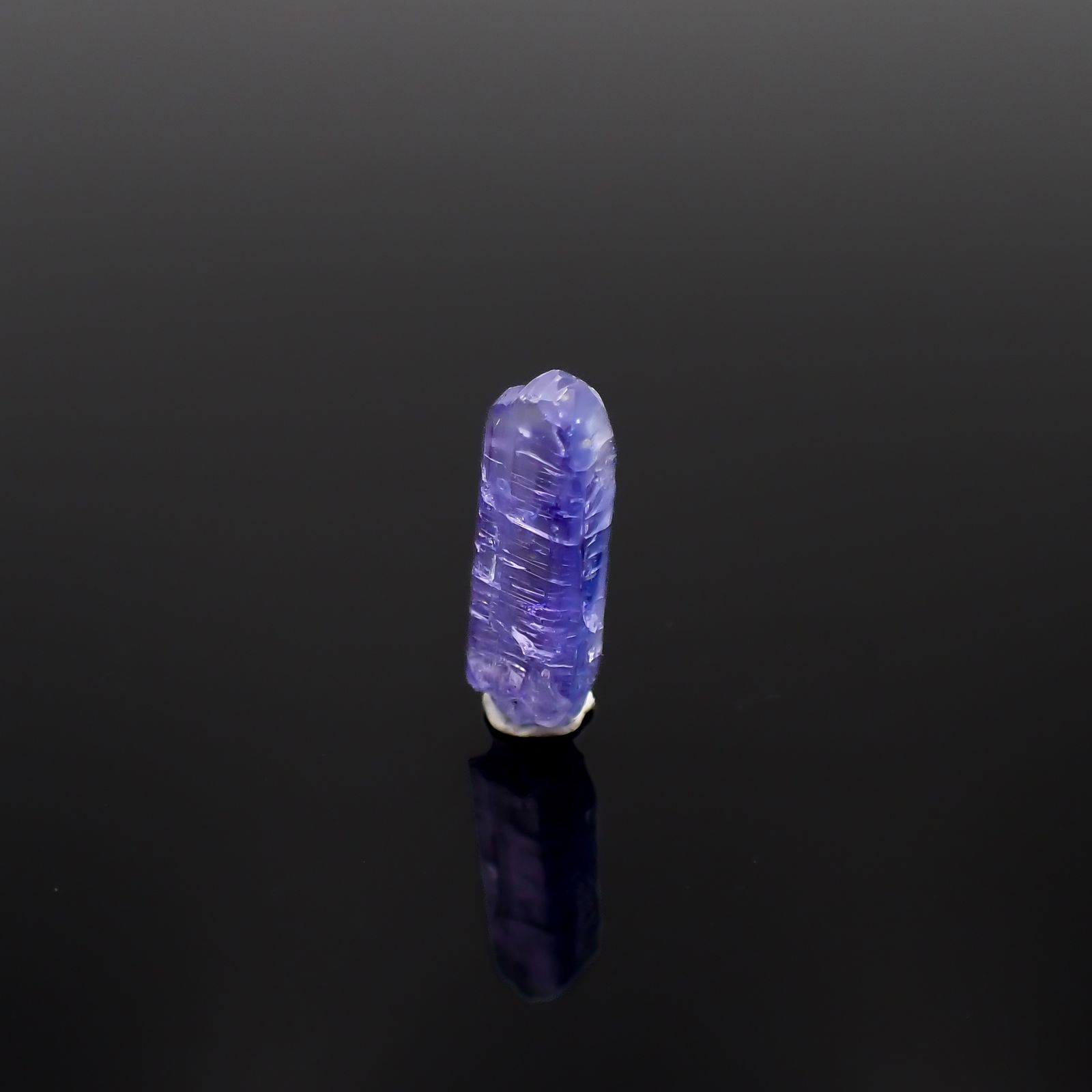 タンザナイト 原石(宝石名タンザナイト)タンザニア産 4.64ct 識別済[231224913]17.3x6.6mm前後