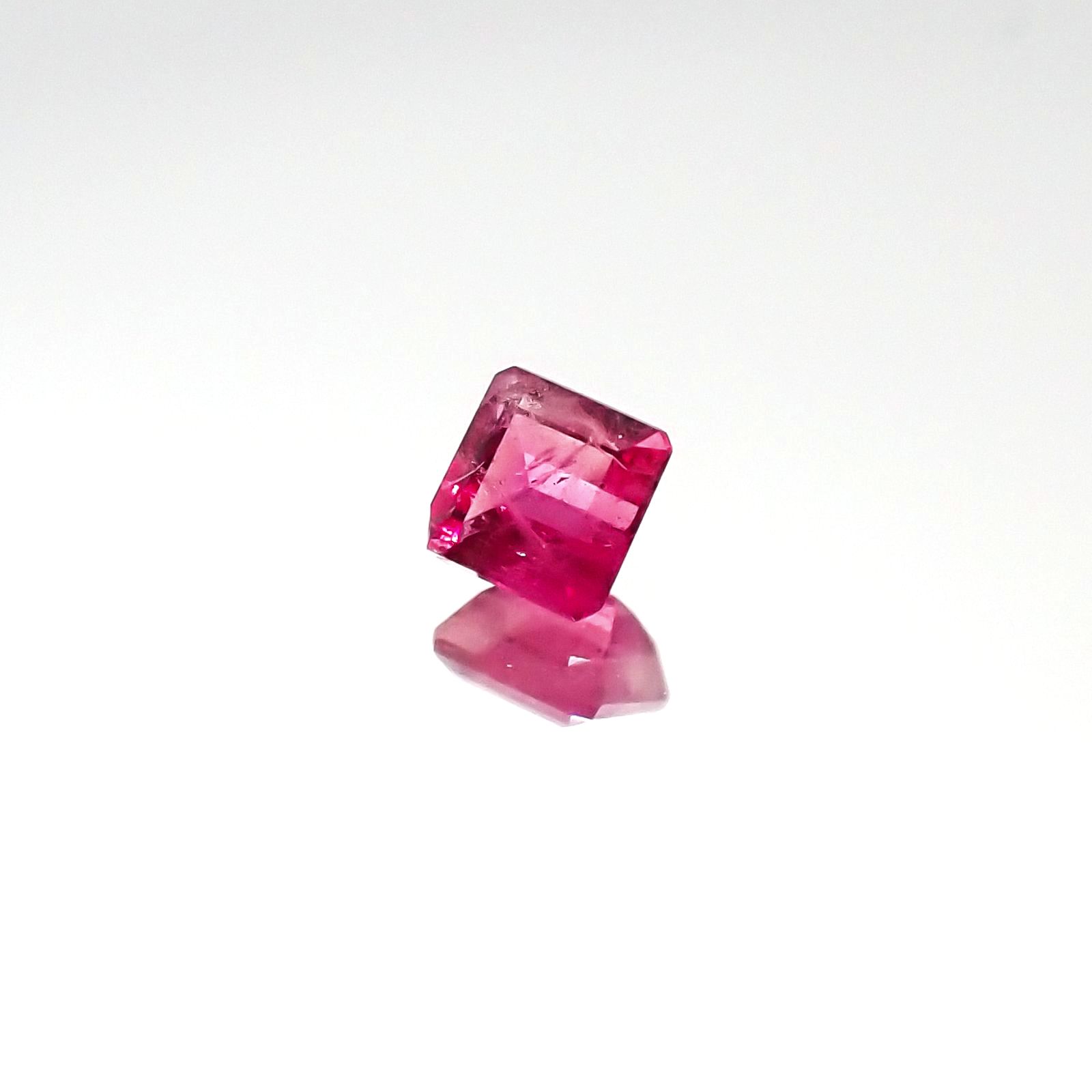 レッドベリル(宝石名レッド・ベリル)アメリカ・ユタ州ワーワーマウンテン産 0.108ct ソ付(彩珠)[231023928]2.7x2.7mm前後