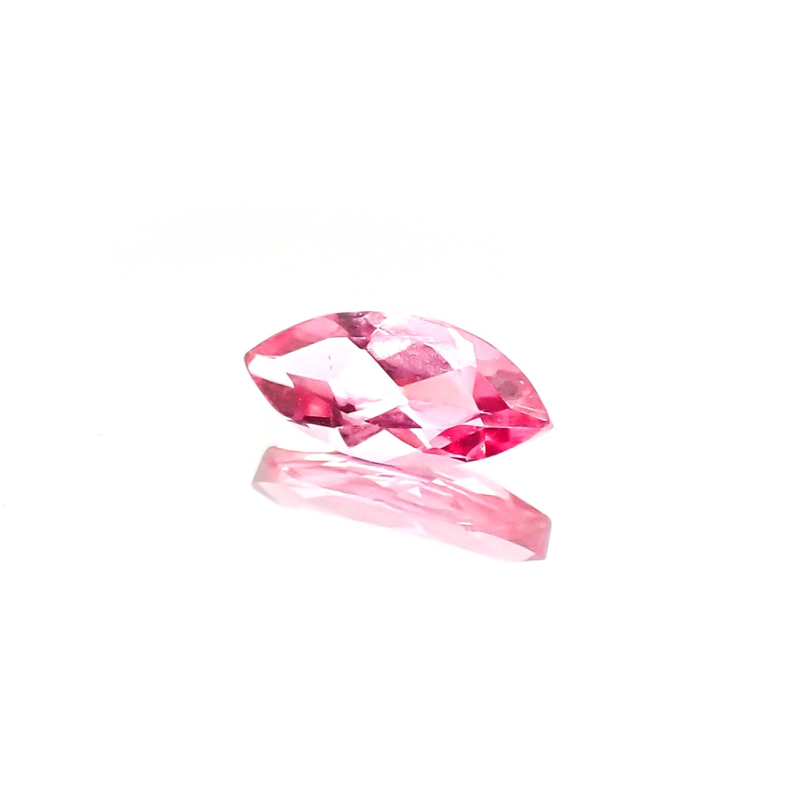 ホットピンクスピネル(宝石名ピンク・スピネル)タンザニア産 識別済 0.34ct / 7.2x3.3mm前後 [230823043]