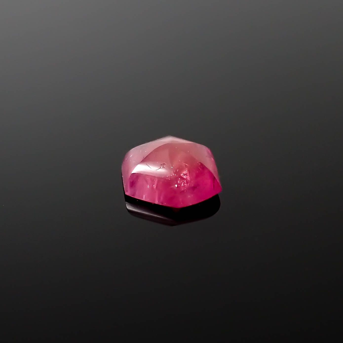 ◇バフカット◇レッドベリル/ピンクベリル アメリカ・ユタ州産 0.49ct[240326679]5.6x5.2mm前後