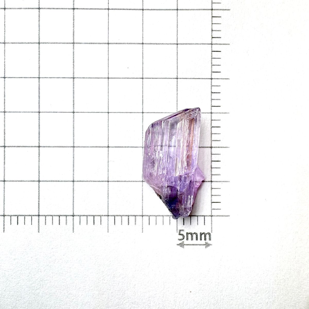 バイカラータンザナイト 原石(宝石名バイカラー・ゾイサイト)タンザニア産 5.28ct 識別済[231124239]15.5x9.1mm前後