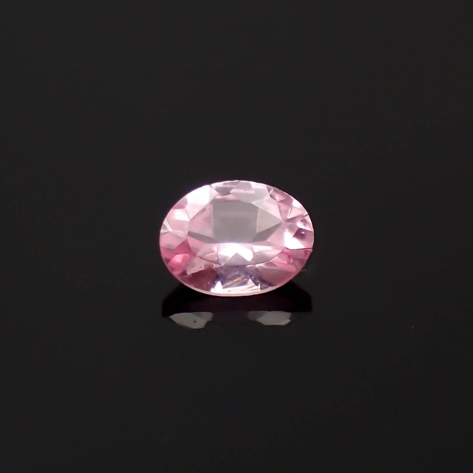シルキーピンクスピネル タンザニア産 0.22ct / 4.1x3mm前後 [230421578]