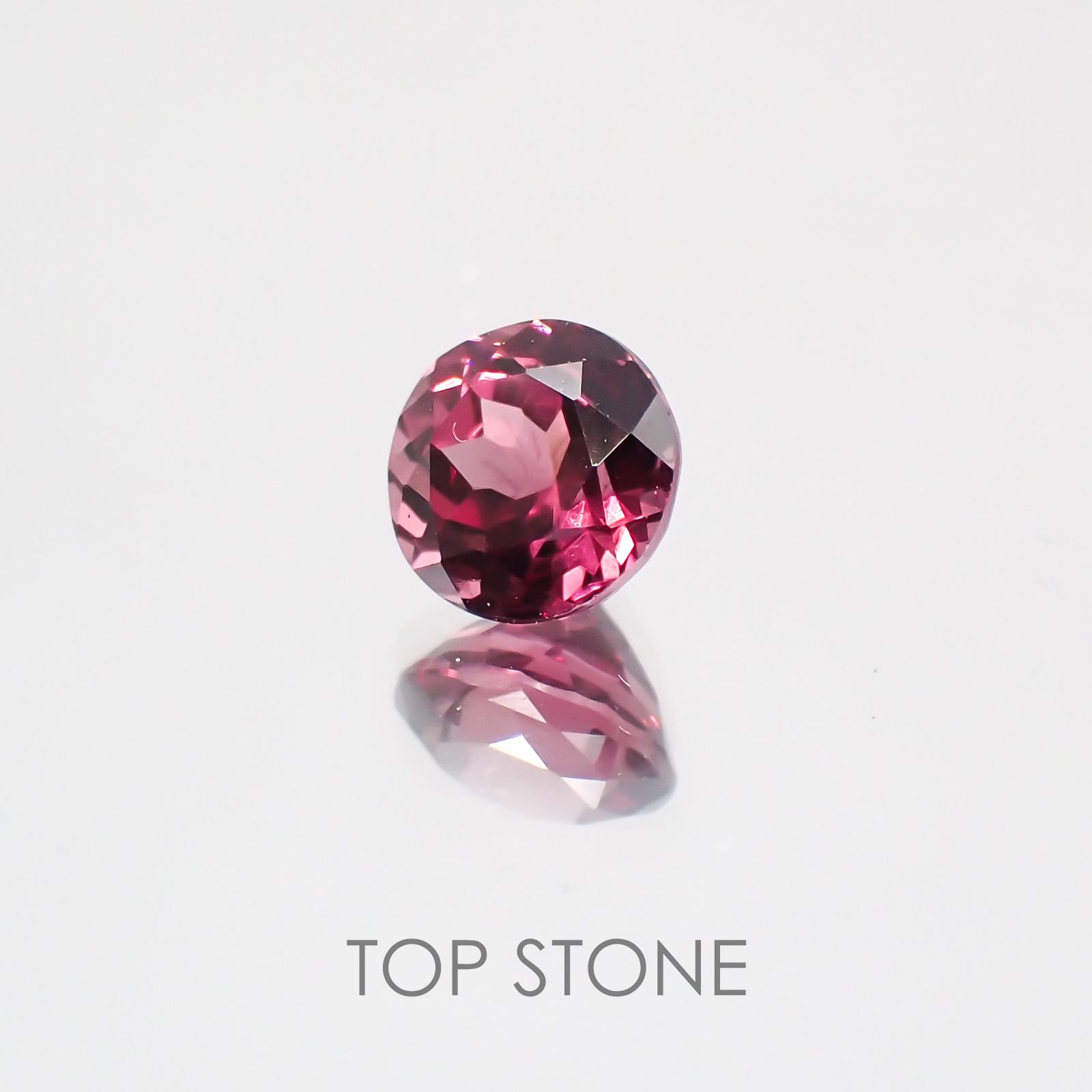 カラーチェンジマラヤガーネット タンザニア産 ルース 0.82ct[21059662]5.4×5.4mm前後