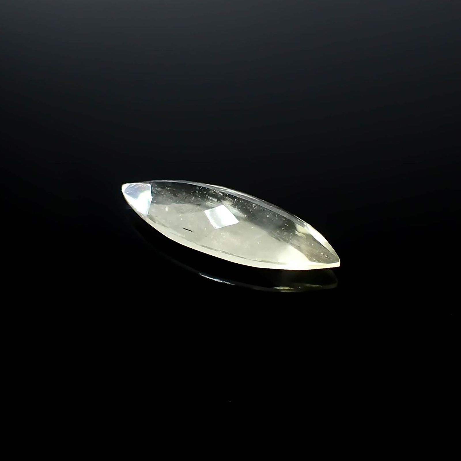 リビアングラス 発見地：エジプト・リビア砂漠 7.72ct / 27.8x10.4mm前後 [251131306]
