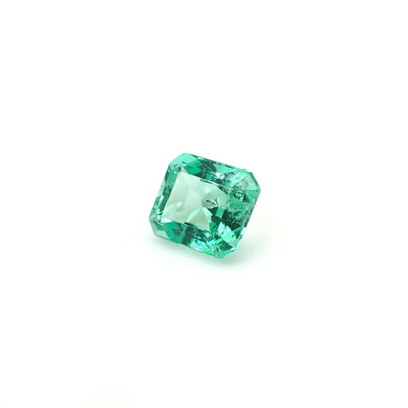 エメラルド コロンビア産 0.72ct / 5.6x4.8mm前後 [260131516]