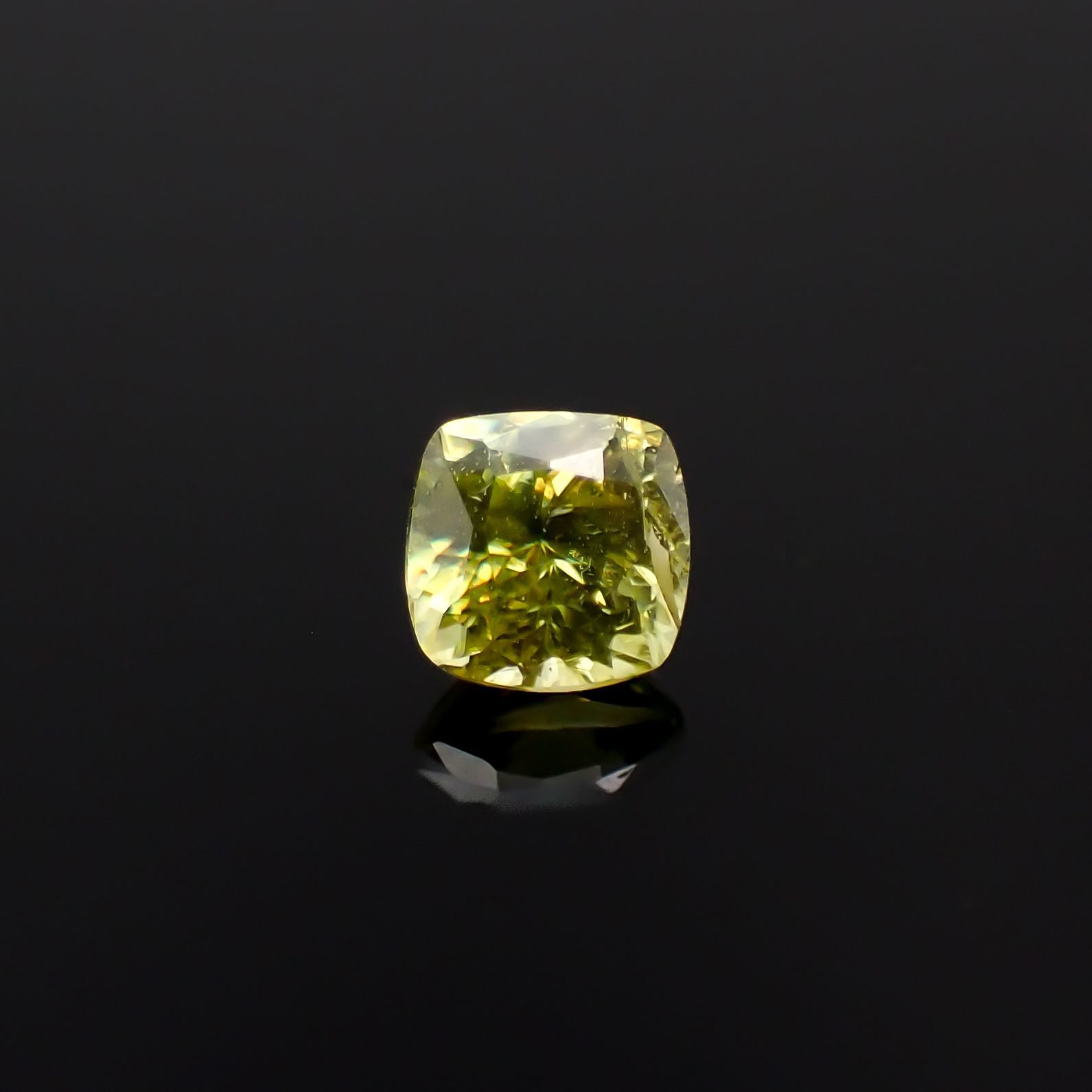 スフェーン マダガスカル産 0.36ct[240627908]3.9x3.9mm前後