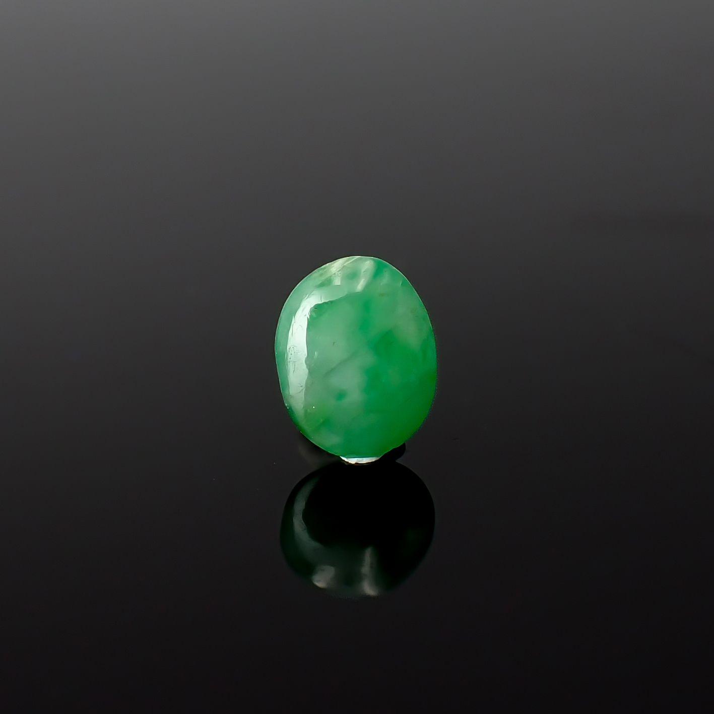 翡翠 ビルマ産 0.66ct / 6.4x5mm前後 [260532118]