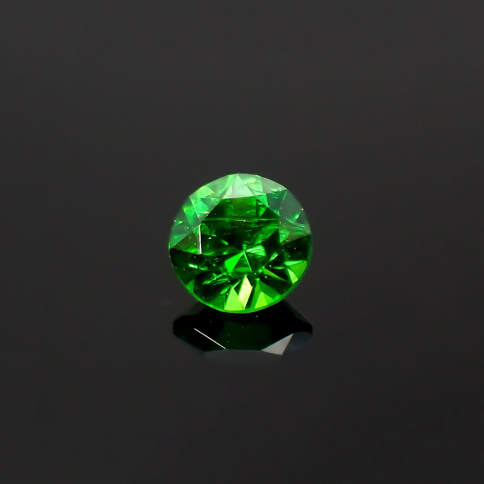 デマントイドガーネット ロシア産 0.062ct / 2.3x2.3mm前後 [230119881]