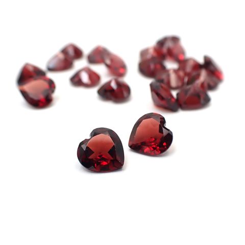 ◇ランダムセレクト◇パイロープアルマンディンガーネット モザンビーク産 約0.89ct / 6x6mm前後 [260532211]