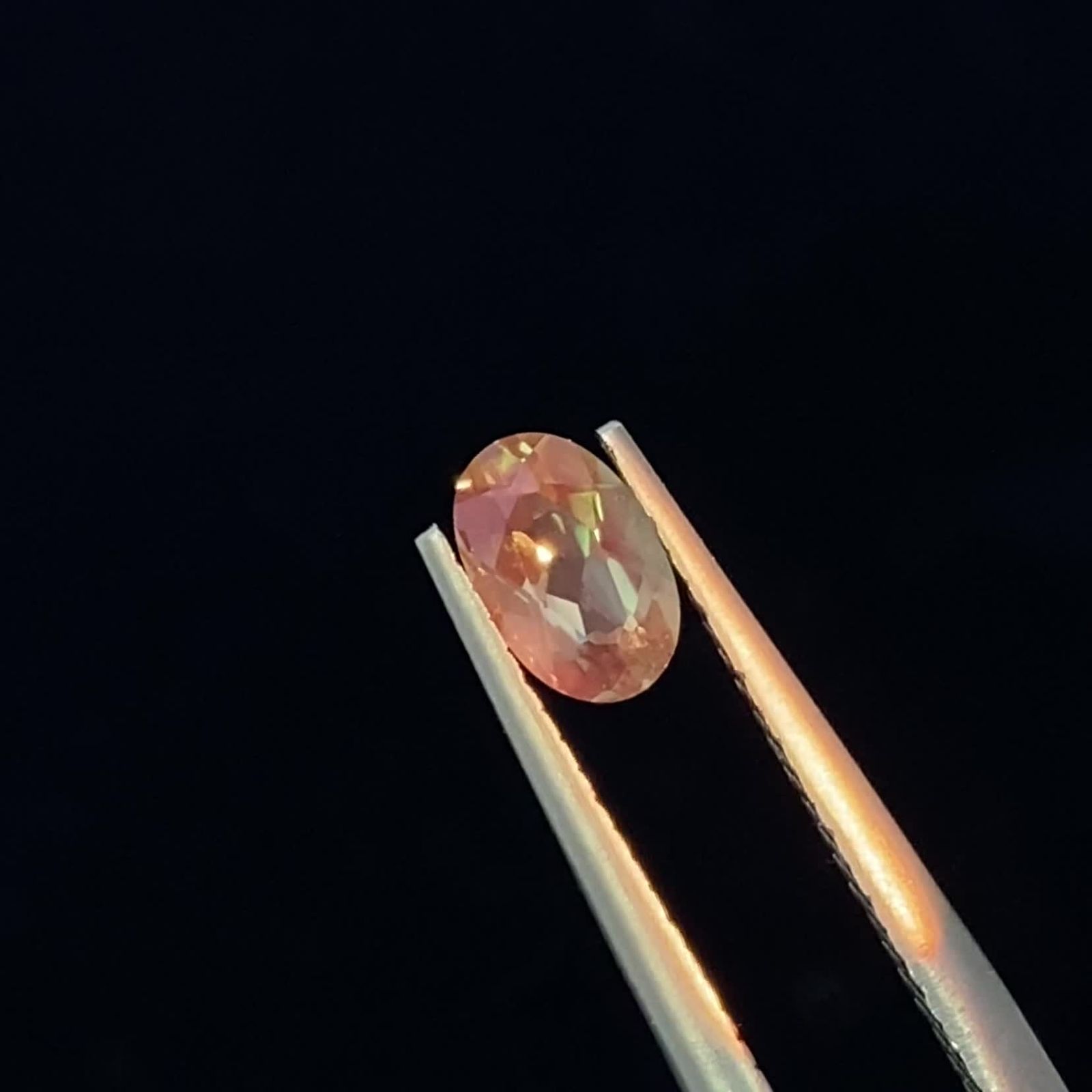 カラーチェンジアンデシン モンゴル産 0.40ct / 5.8x3.8mm前後