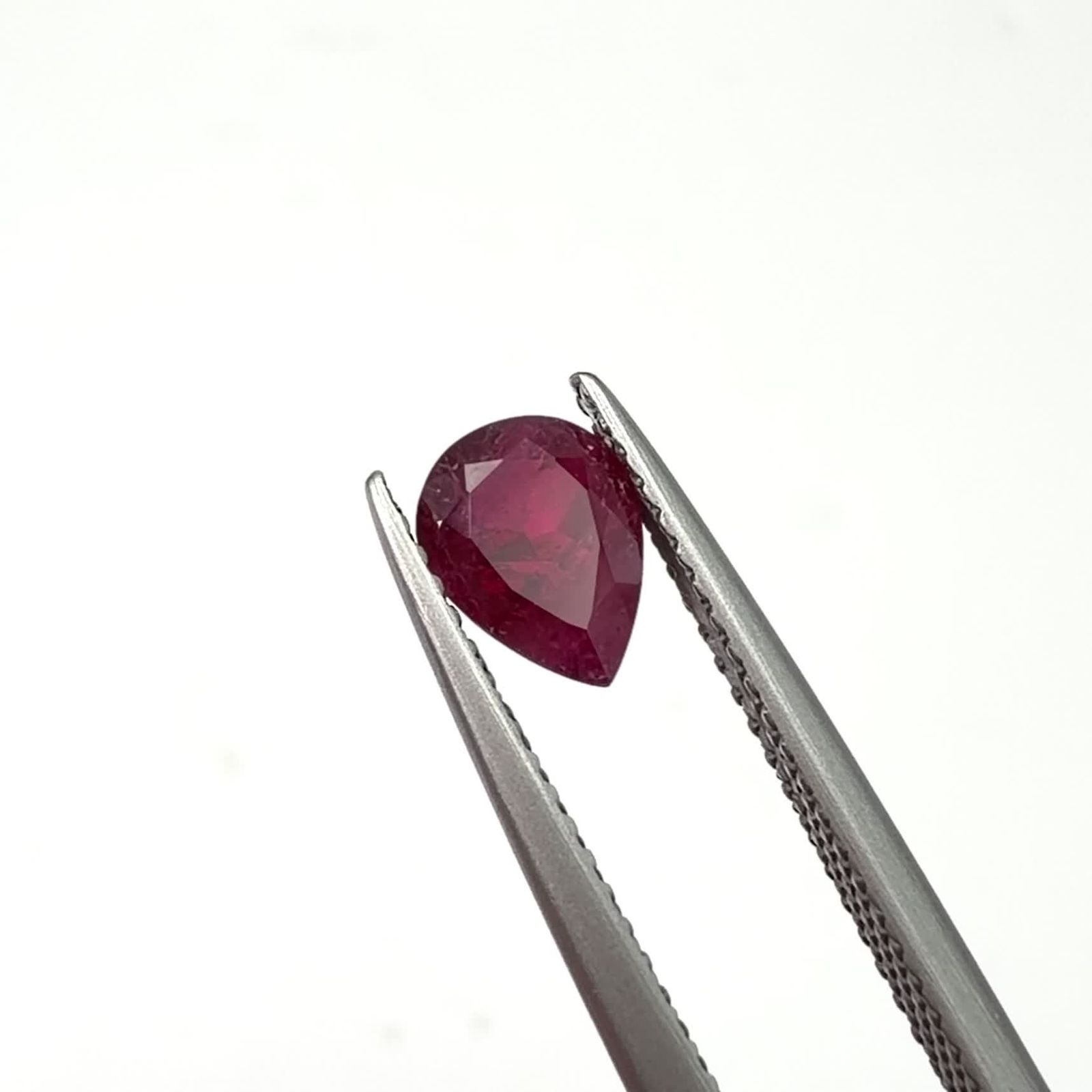 レッドベリル アメリカ・ユタ州産 0.68ct / 7.2x5.5mm前後 [260231785