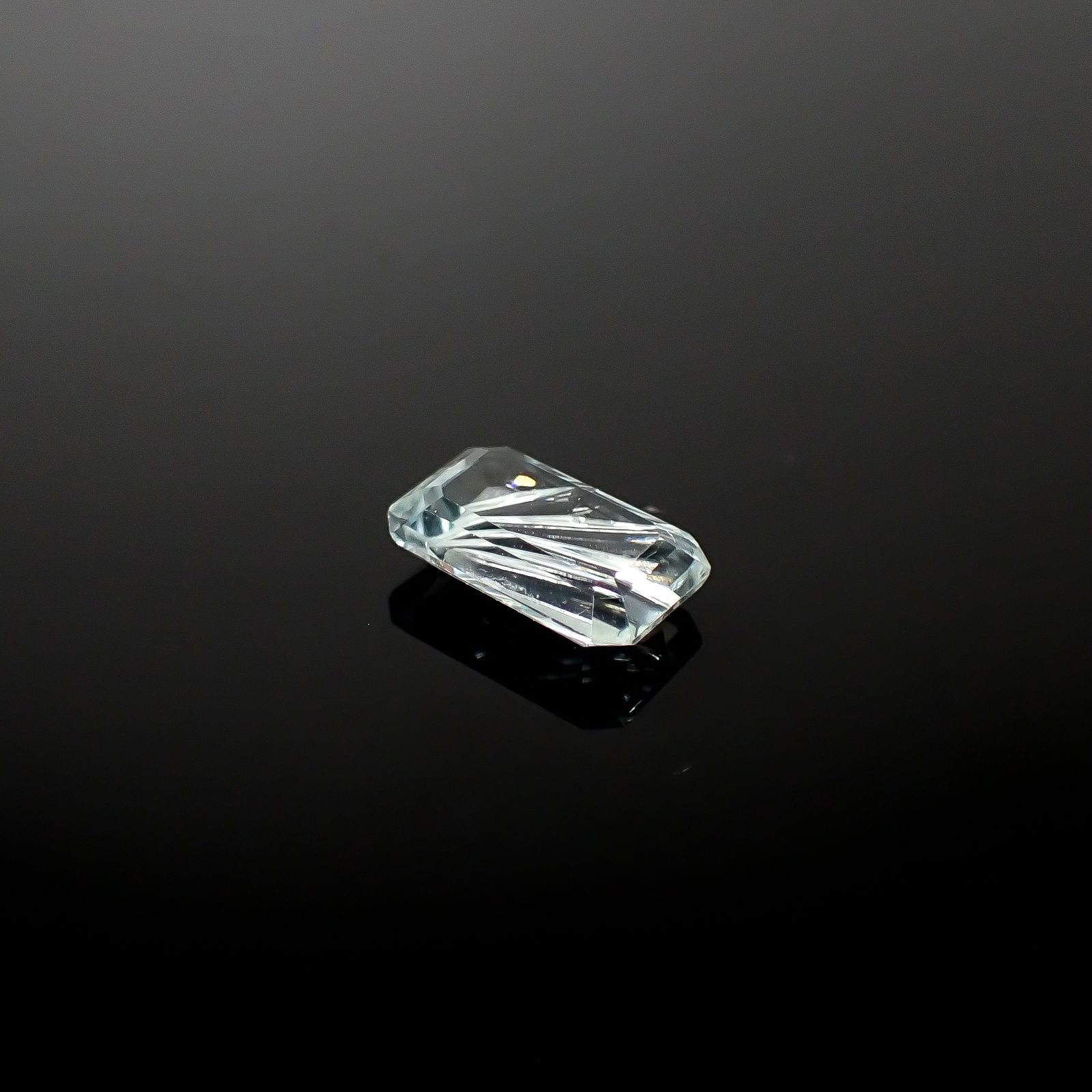 ◇甲州貴石切子Plus Three◇モンテブラサイト カード付き(宝石名モンテブラサイト)マダガスカル産 1.02ct 識別済[250630491]8.2x5.2mm前後