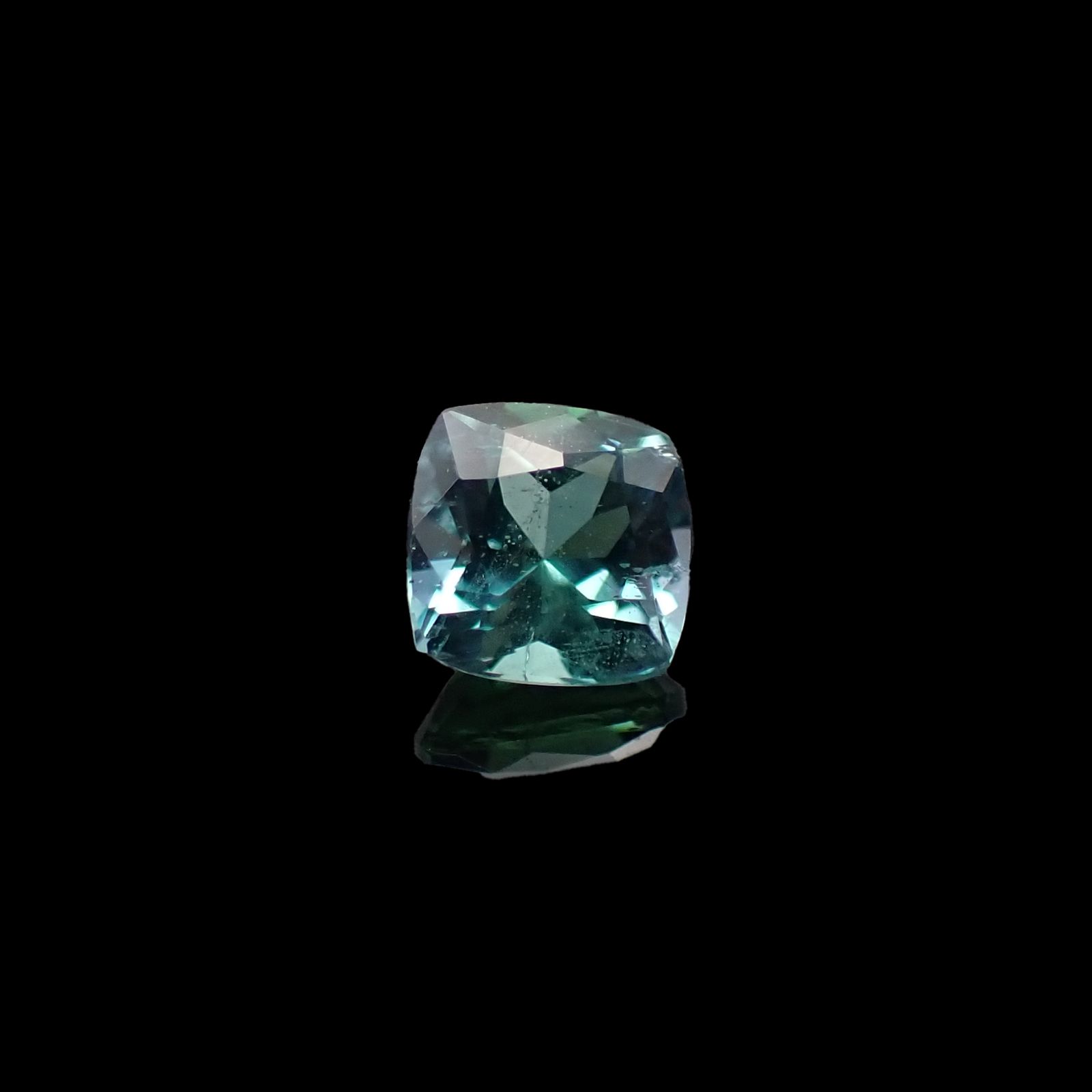 ブルーグリーンコーネルピン タンザニア産 0.32ct[231224506]4x4mm前後