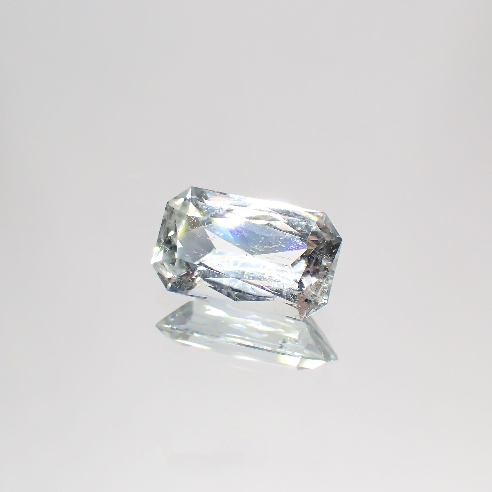 ジェレメジェバイト(宝石名エレメージェバイト)ナミビア産 1.288ct ソ付(彩珠)[230823128]8.8x5.3mm前後