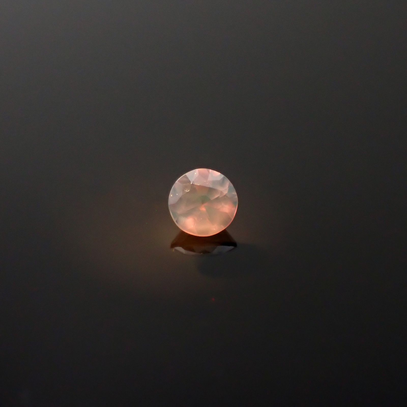 シルキーアレキサンドライト ブラジル・ミナスジェライス州ヘマチタ鉱山産 0.098ct / 2.7x2.7mm前後 [250931027]