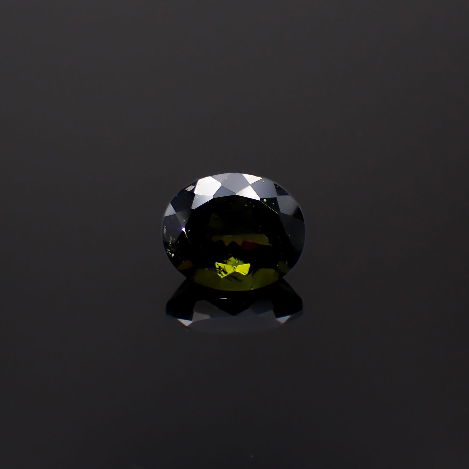 モルダバイト(宝石名モルダバイト)発見地：旧チェコスロバキア 4.01ct 識別済[231224830]11.9x9.8mm前後