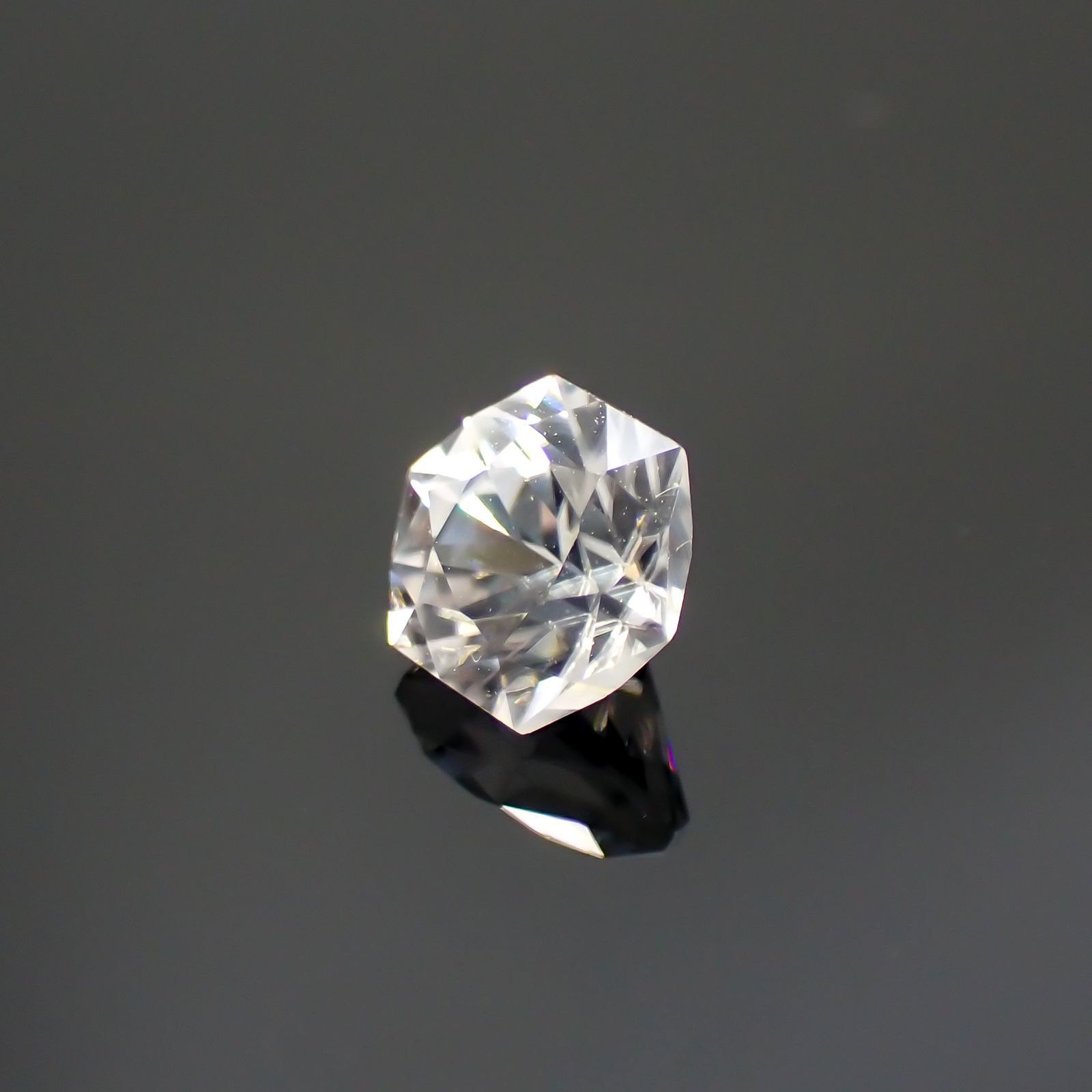 ◇ヘキサゴンカット◇カラーレスジルコン(宝石名ホワイト・ジルコン)スリランカ/カンボジア産 0.86ct 識別済[220114275]4.8x4.8mm前後