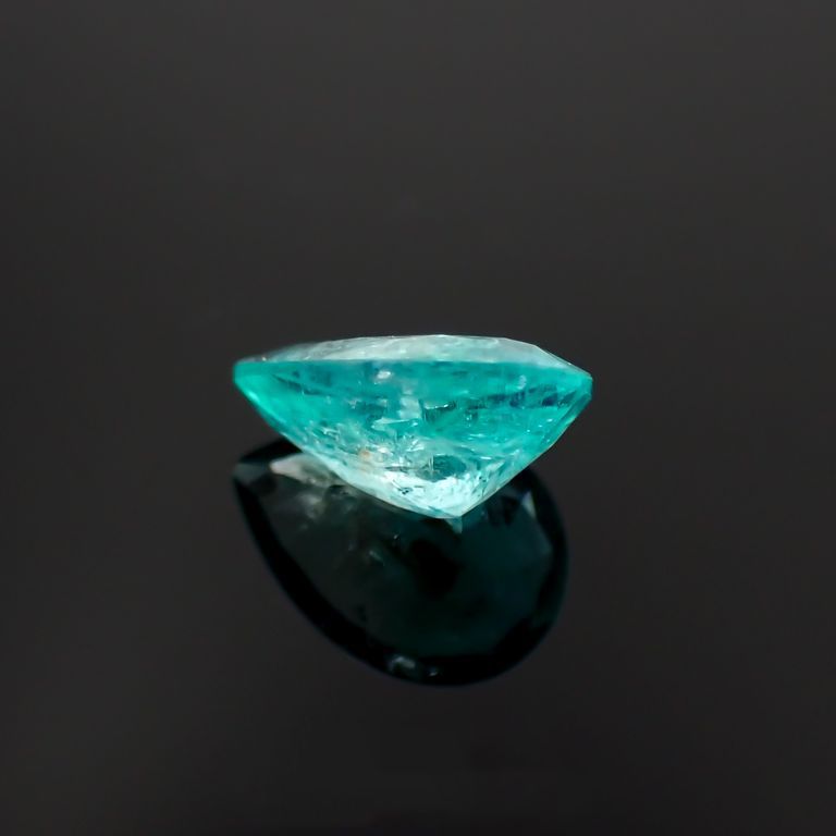 パライバトルマリン(宝石名トルマリン/別名パライバ・トルマリン)ブラジル・キントス鉱山産 0.850ct ソ付(宝貴協)[221018742]7.6x5.5mm前後