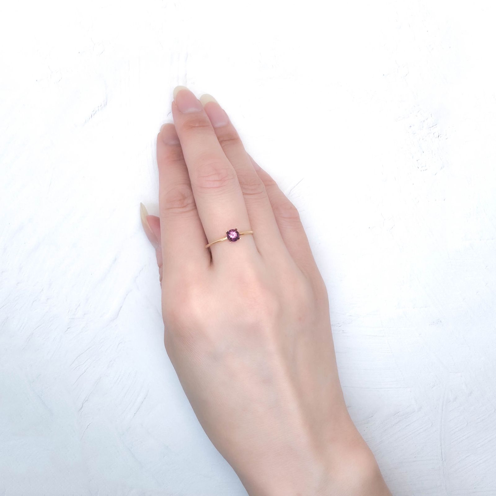 グレープガーネット(宝石名ガーネット)ブラジル産 識別済 0.44ct / 4.4x4.4mm前後 [250931146]