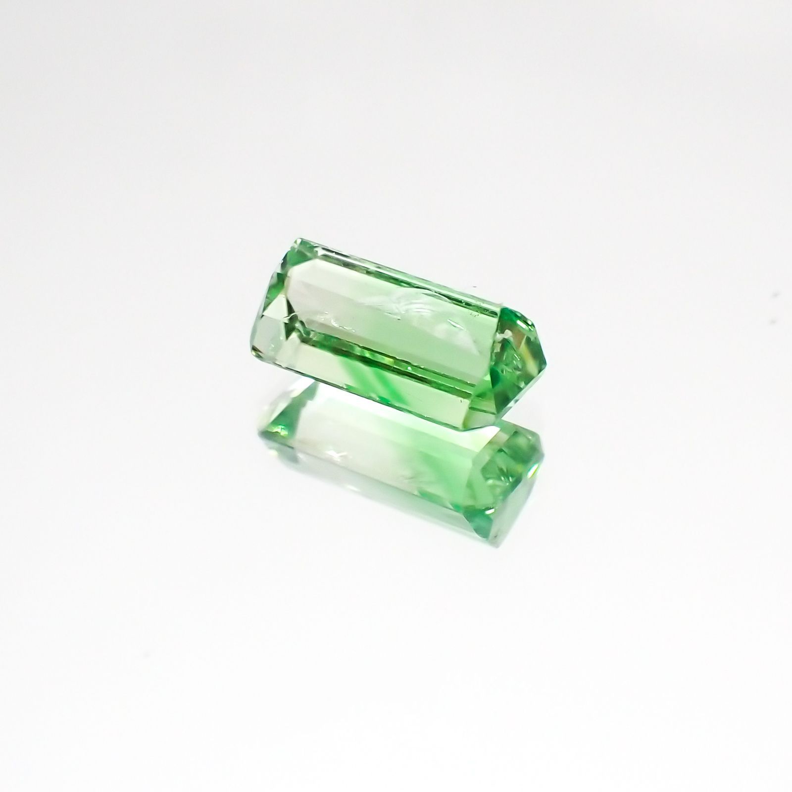 バイカラーツァボライト(宝石名グリーン グロッシュラー・ガーネット)タンザニア産 1.15ct 識別済[231124265]7.7x4mm前後