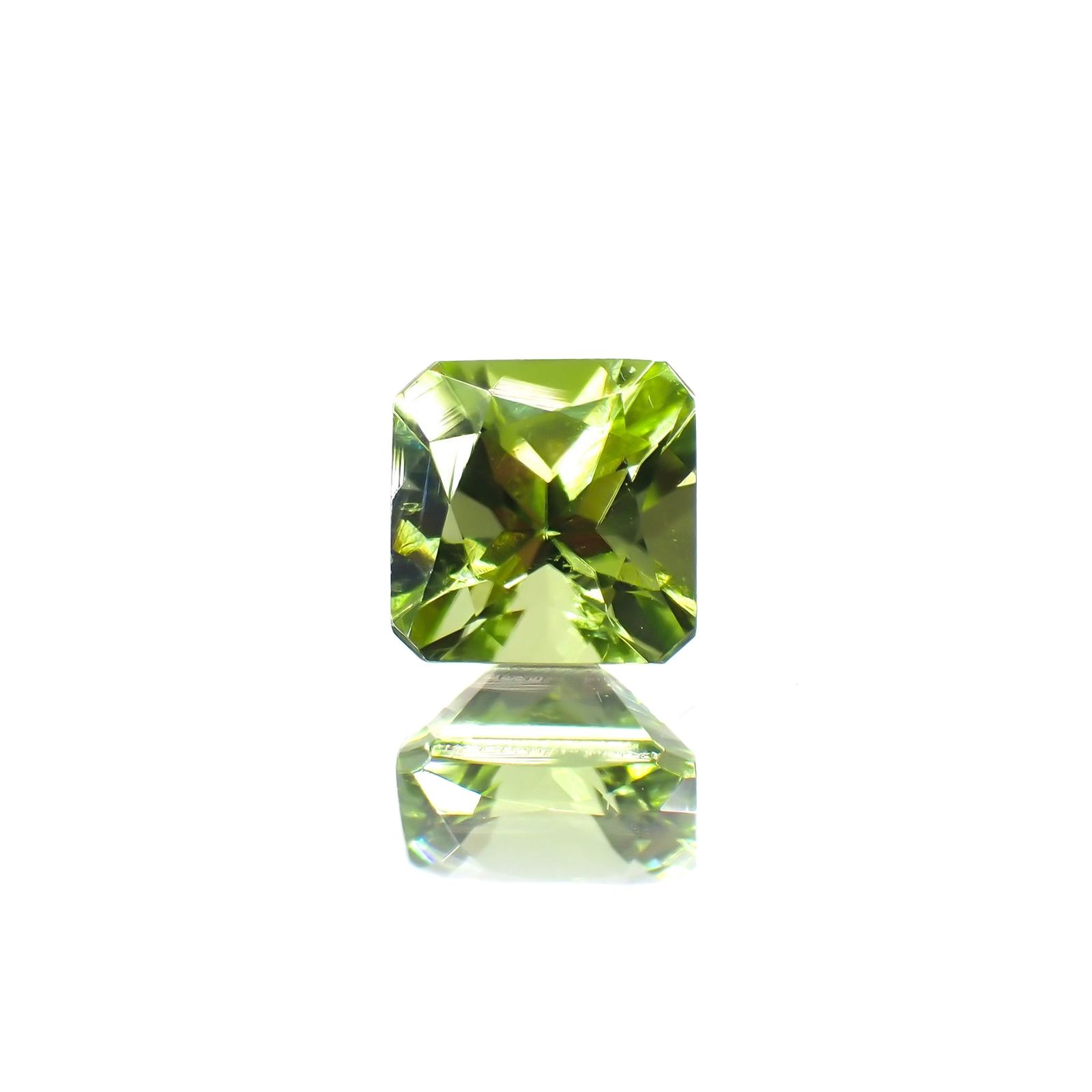ペリドット(宝石名ペリドット) パキスタン産 識別済 0.81ct / 5.1x5.1mm前後 [260713486]