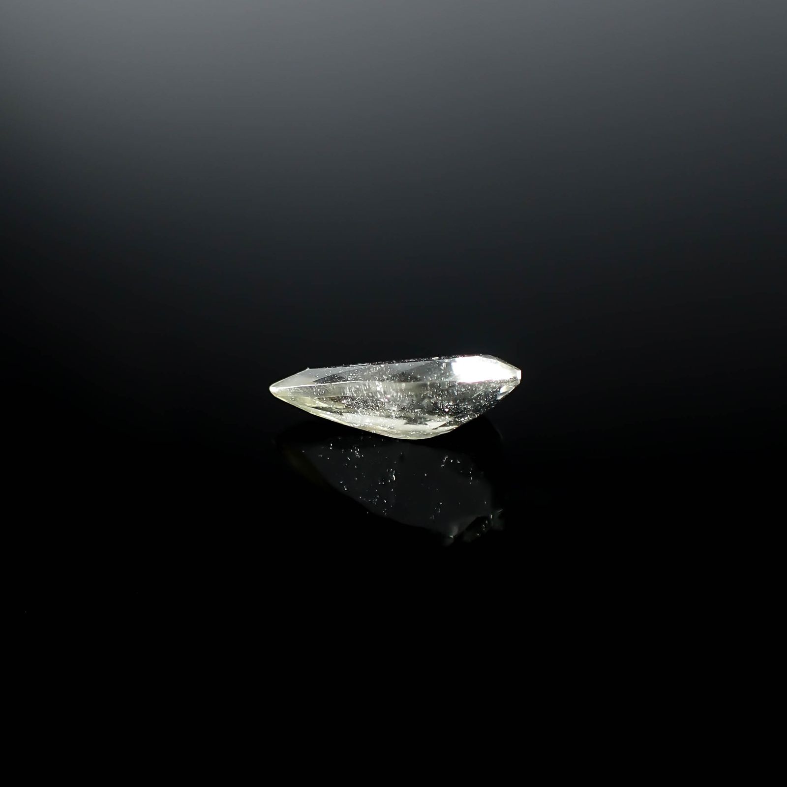 リビアングラス 発見地：エジプト・リビア砂漠 2.74ct / 14.5x9.8mm前後 [251131308]