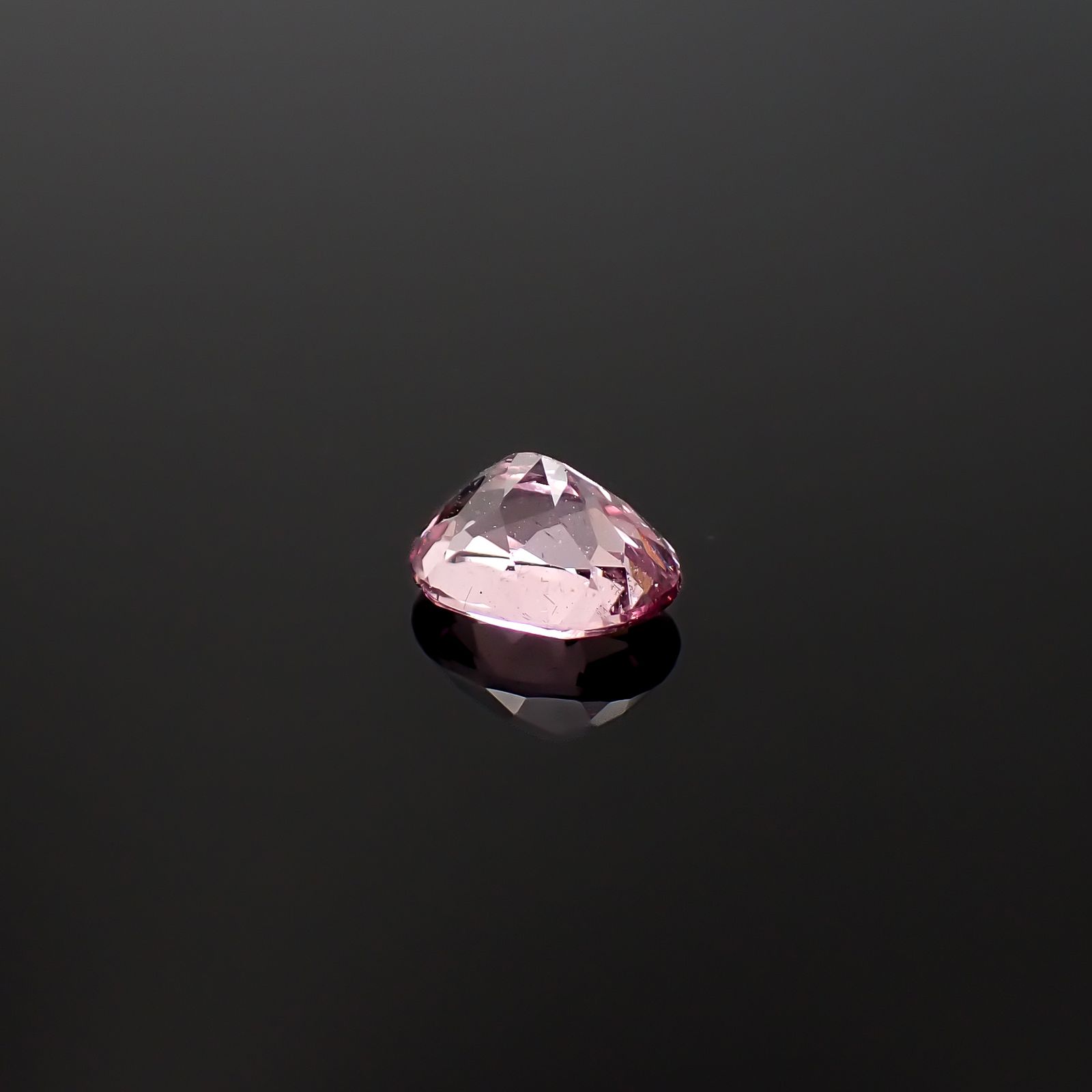 ドラゴンガーネット タンザニア産 1.07ct / 6.8x5.1mm前後 [260532237]