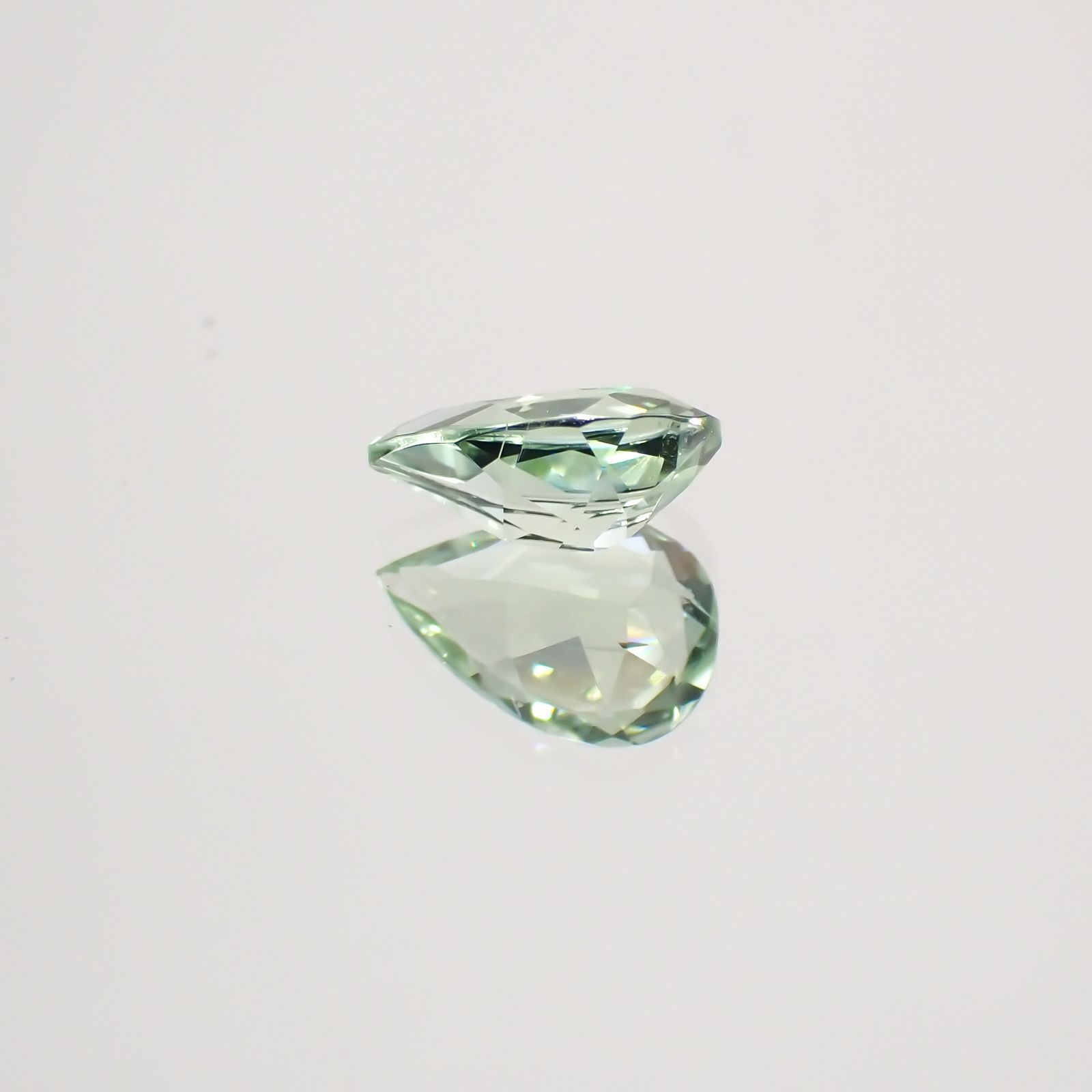 ミントカラー パライバトルマリン(宝石名トルマリン/別名パライバ・トルマリン) モザンビーク産 0.649ct ソ付(宝貴協)[210510643]7.3×5.0mm前後