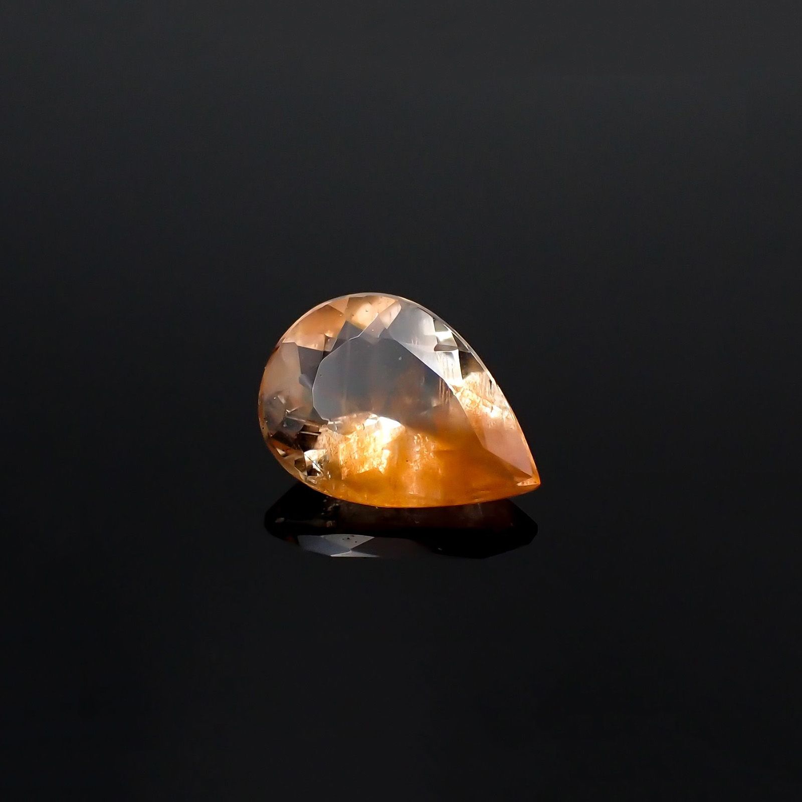 サンストーンスキャポライト(宝石名シーン・スキャポライト)タンザニア産 識別済 1.13ct / 9.1x6.6mm前後 [221219271]