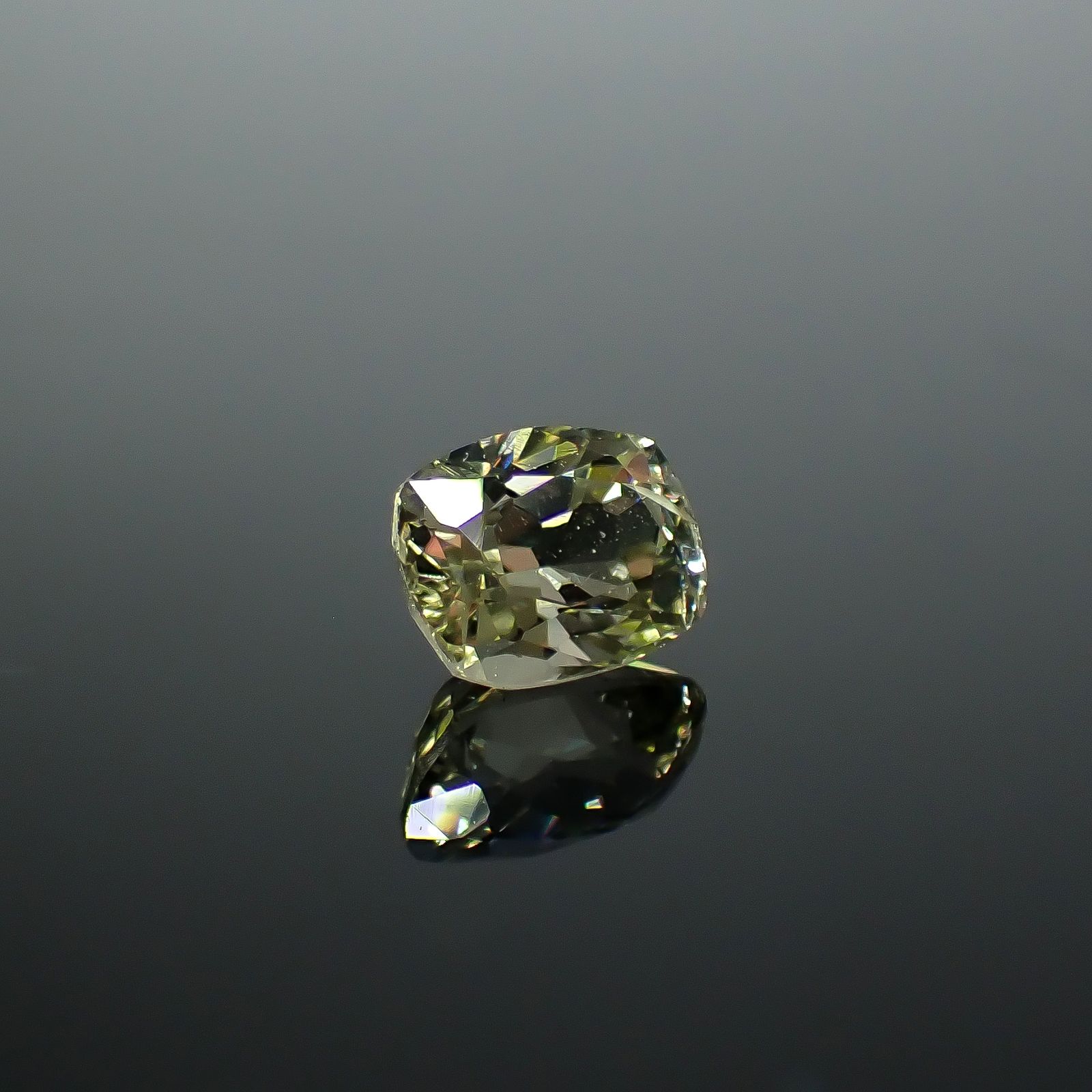 コーネルピン スリランカ産 1.19ct / 6.9x5.4mm前後 [251031232]