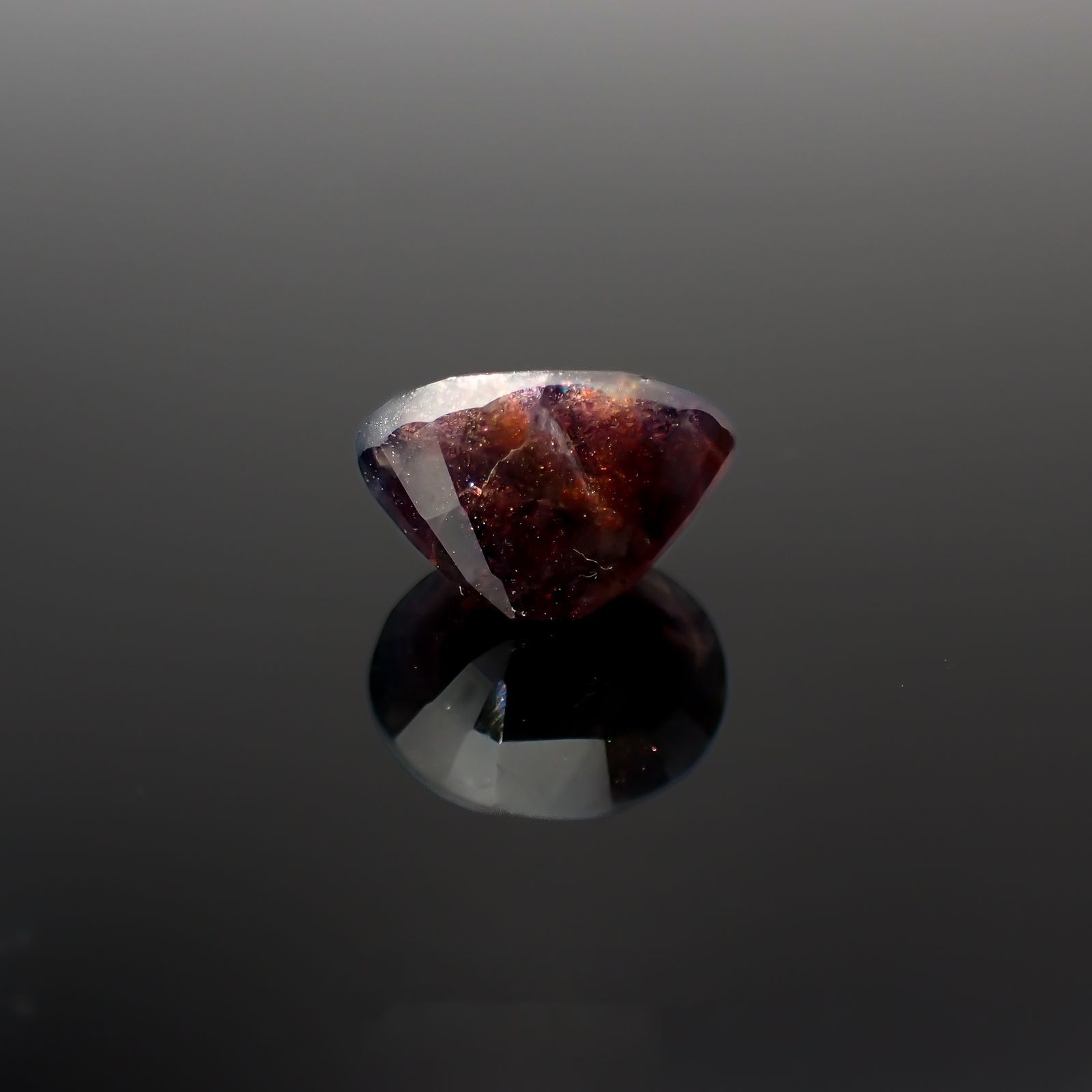 ブラッドショットアイオライト(宝石名アベンチュリン・アイオライト)インド産 4.803ct ソ付(彩珠)[221018898]12.4x9.7mm前後