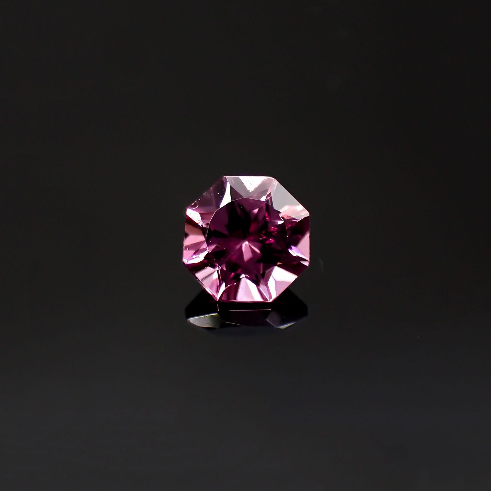 ◇オクタゴンカット◇カラーシフト マラヤガーネット(宝石名ガーネット)タンザニア産 0.65ct 識別済[220817565]5.1x5.1mm前後