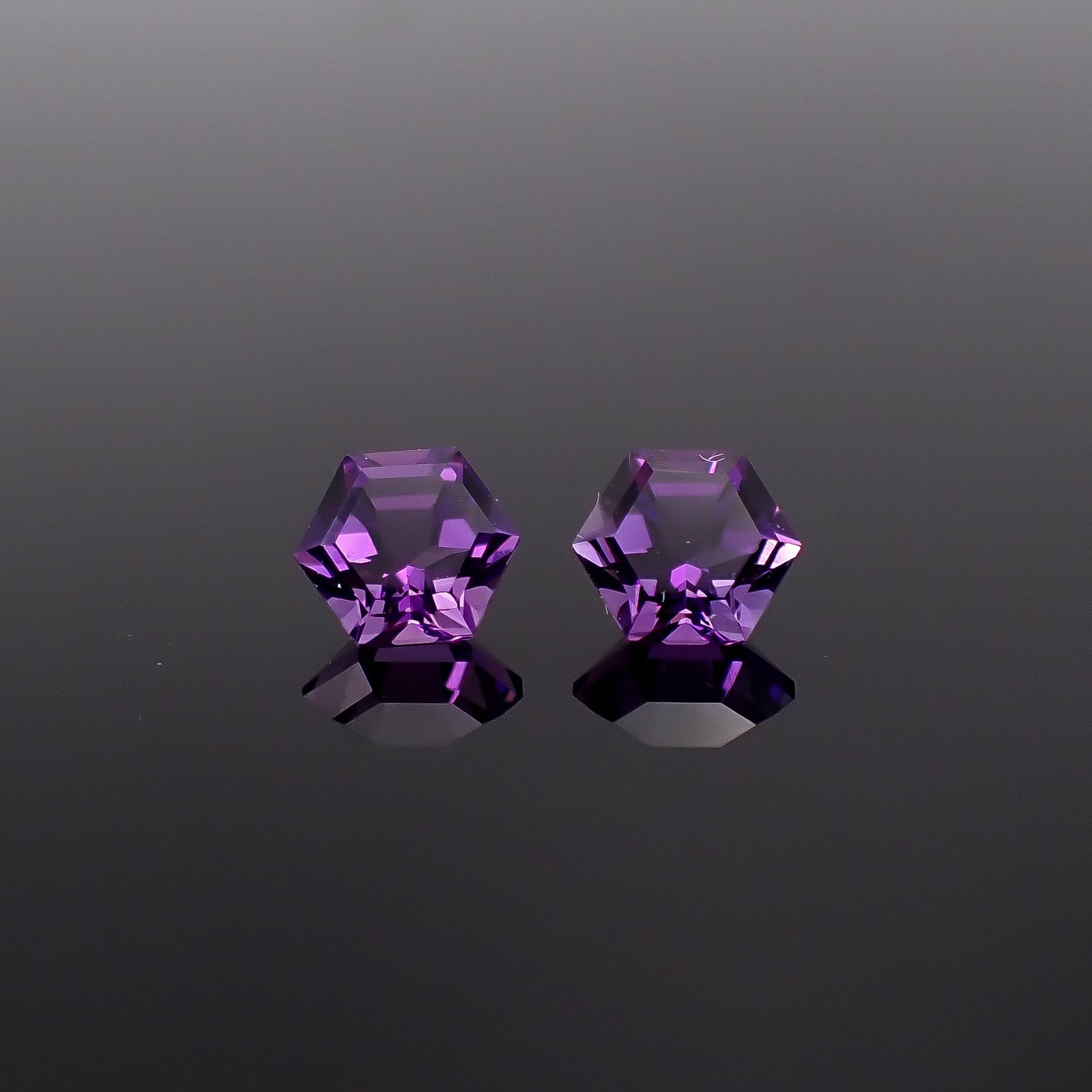 ◇ヘキサゴンカット・ペアセット◇アメジスト(宝石名アメシスト)ブラジル産 識別済 1.14ct(2pcs合計) / 5.1x5.1mm前後 [260131644]