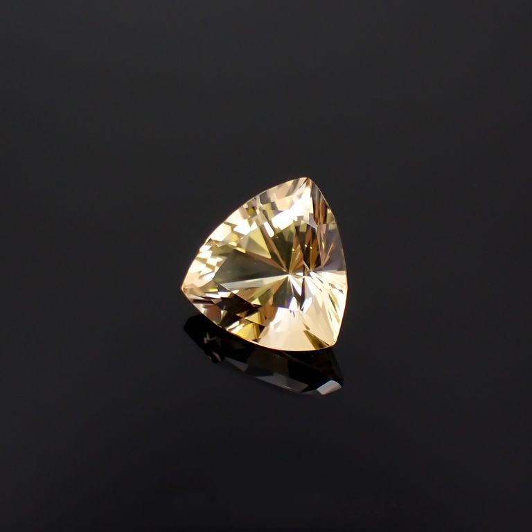 ゴールデンダンビュライト(宝石名イエロー・ダンブライト)ロシア産 5.264ct ソ付(彩珠)[221119034]11.8x12mm前後