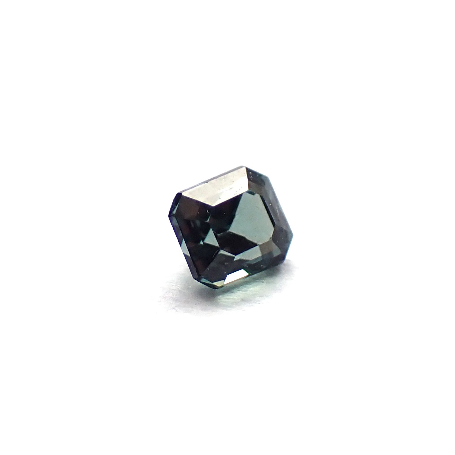 ベキリーブルーガーネット（カラーチェンジガーネット アレキタイプ） マダガスカル・ベキリー産 0.11ct / 2.6x2.3mm前後 [260732460]