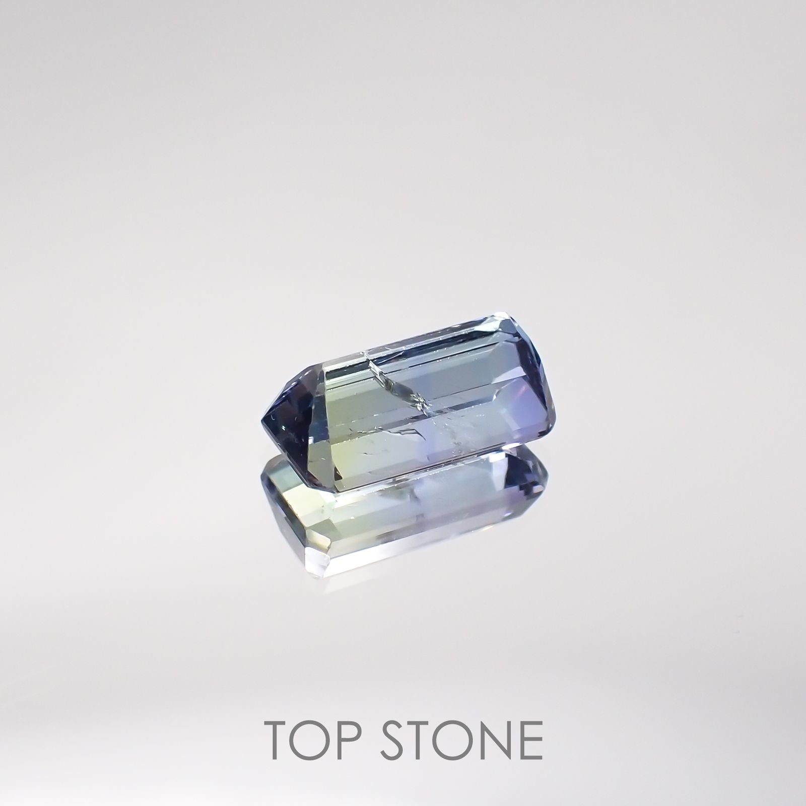 パーティカラータンザナイト(宝石名パーティカラード・ゾイサイト) タンザニア産 2.497ct ソ付(彩珠)[210711660]10.1×5.5mm前後