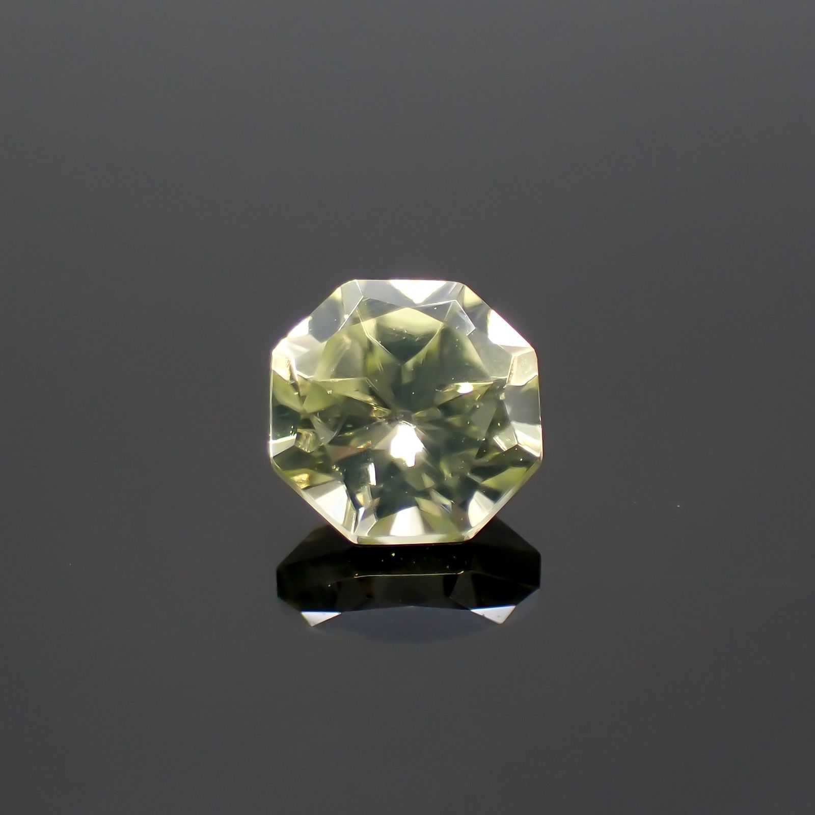 ◇オクタゴンカット◇イエロージルコン(宝石名ジルコン)スリランカ/カンボジア産 0.89ct 識別済[220113984]5.2x5mm前後