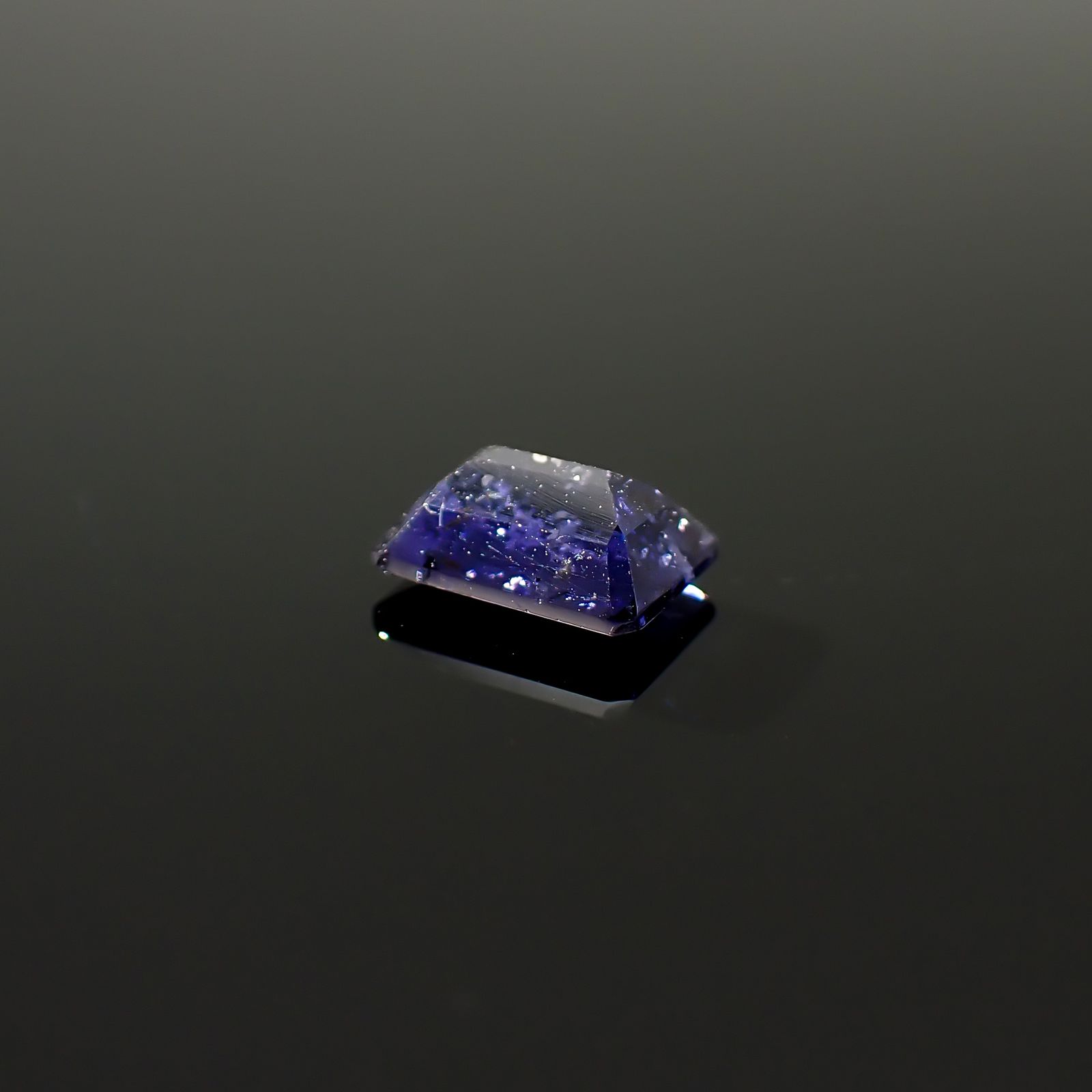 アイオライトサンストーン インド/ブラジル産 0.81ct / 6.9x5mm前後 [260932635]