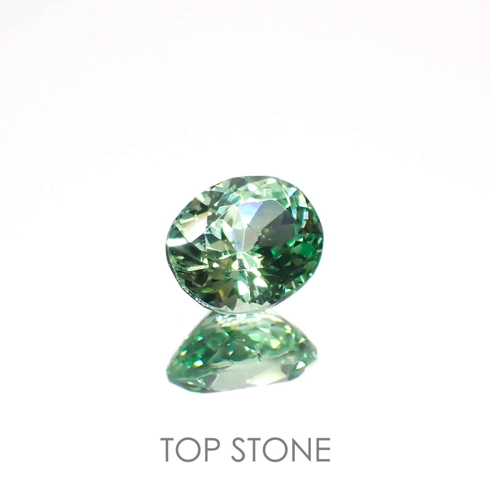 ミントガーネット(宝石名グリーン グロッシュラー・ガーネット)タンザニア産 0.56ct 識別済[221018628]5.2x4.4mm前後
