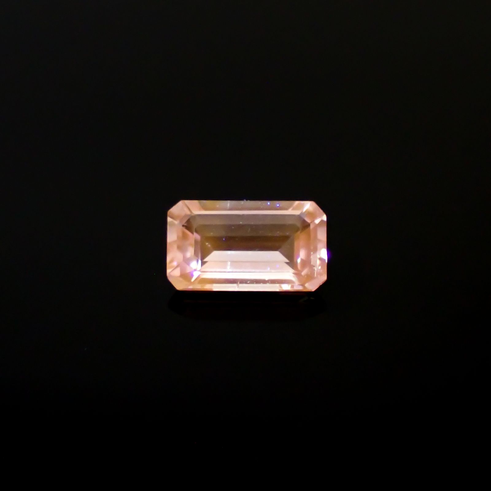 マリアライト フルオレッセンス(宝石名スキャポライト)スリランカ産 0.64ct 識別済[250330046]7.2x4.1mm前後