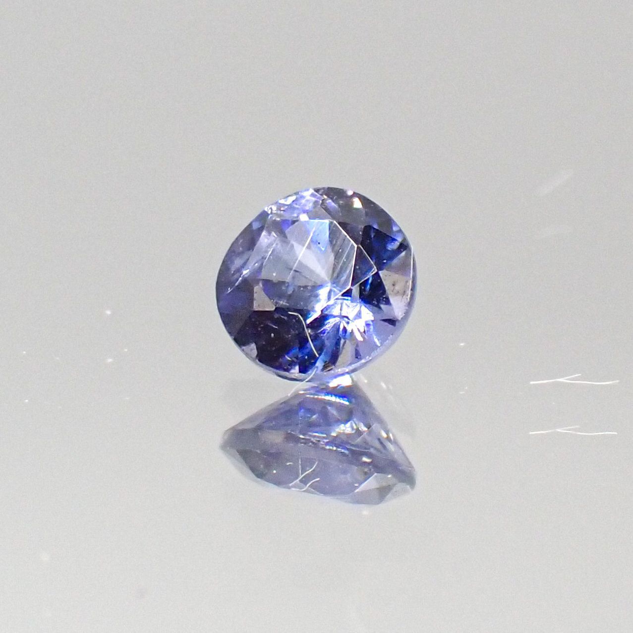 ベニトアイト(宝石名ベニトアイト) アメリカ・カリフォルニア州サンベニト産 0.147ct ソ付(彩珠)[20062965]3.2×3.2mm前後