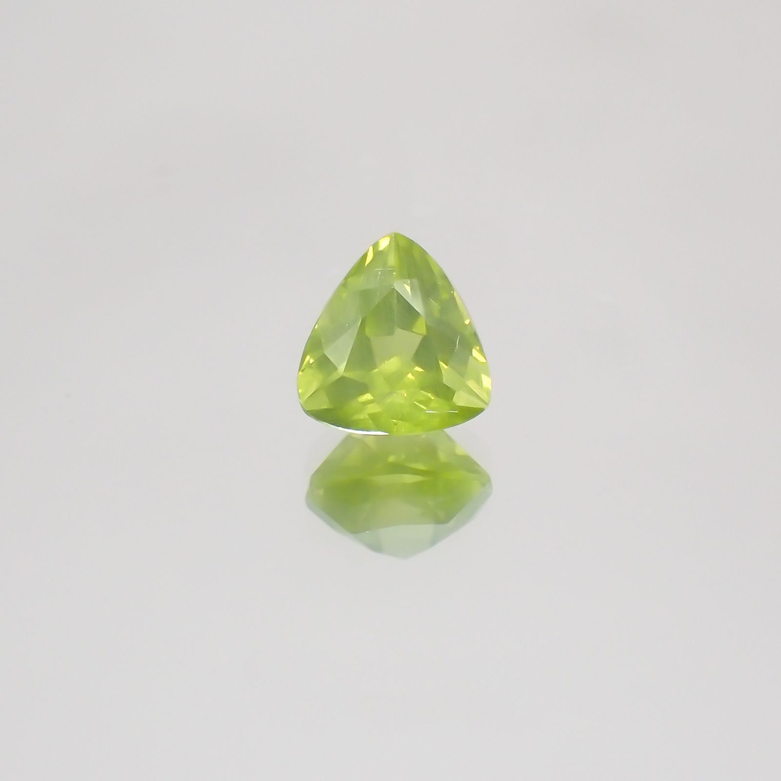 グリーンエンスタタイト(宝石名グリーン・エンスタタイト)カメルーン産 0.71ct 識別済[231224392]5.6x5.2mm前後