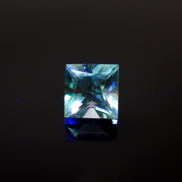 長波365(ライト)の照射で蛍光