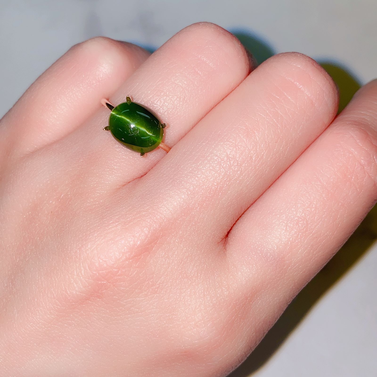 ダイオプサイドキャッツアイ(宝石名ダイオプサイド・キャッツアイ) ロシア産 2.84ct 識別済[19111590]10.1×8mm前後