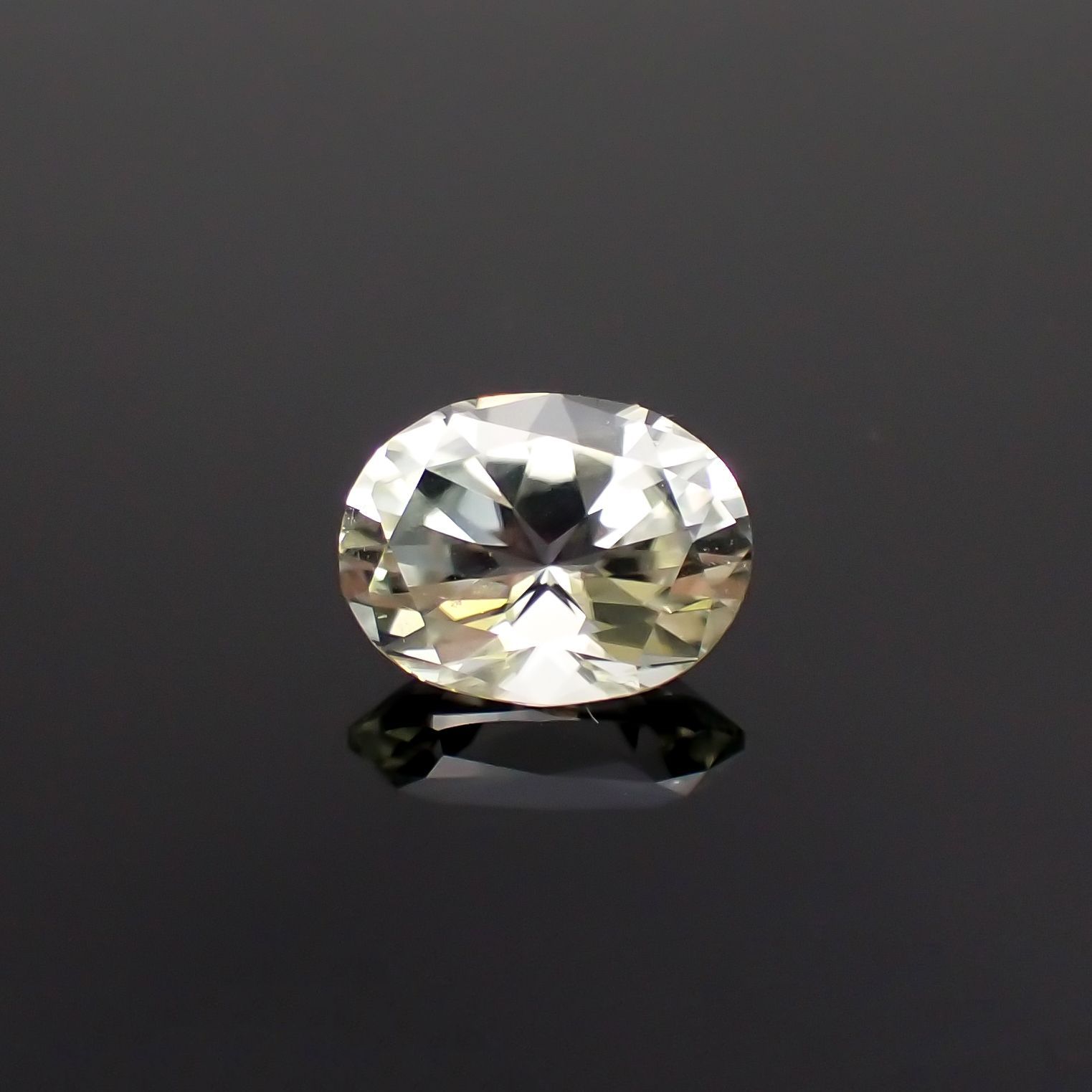 ダトーライト(宝石名ダトライト)ロシア産 3.669ct ソ付(彩珠)[221018688]11.7x8.8mm前後