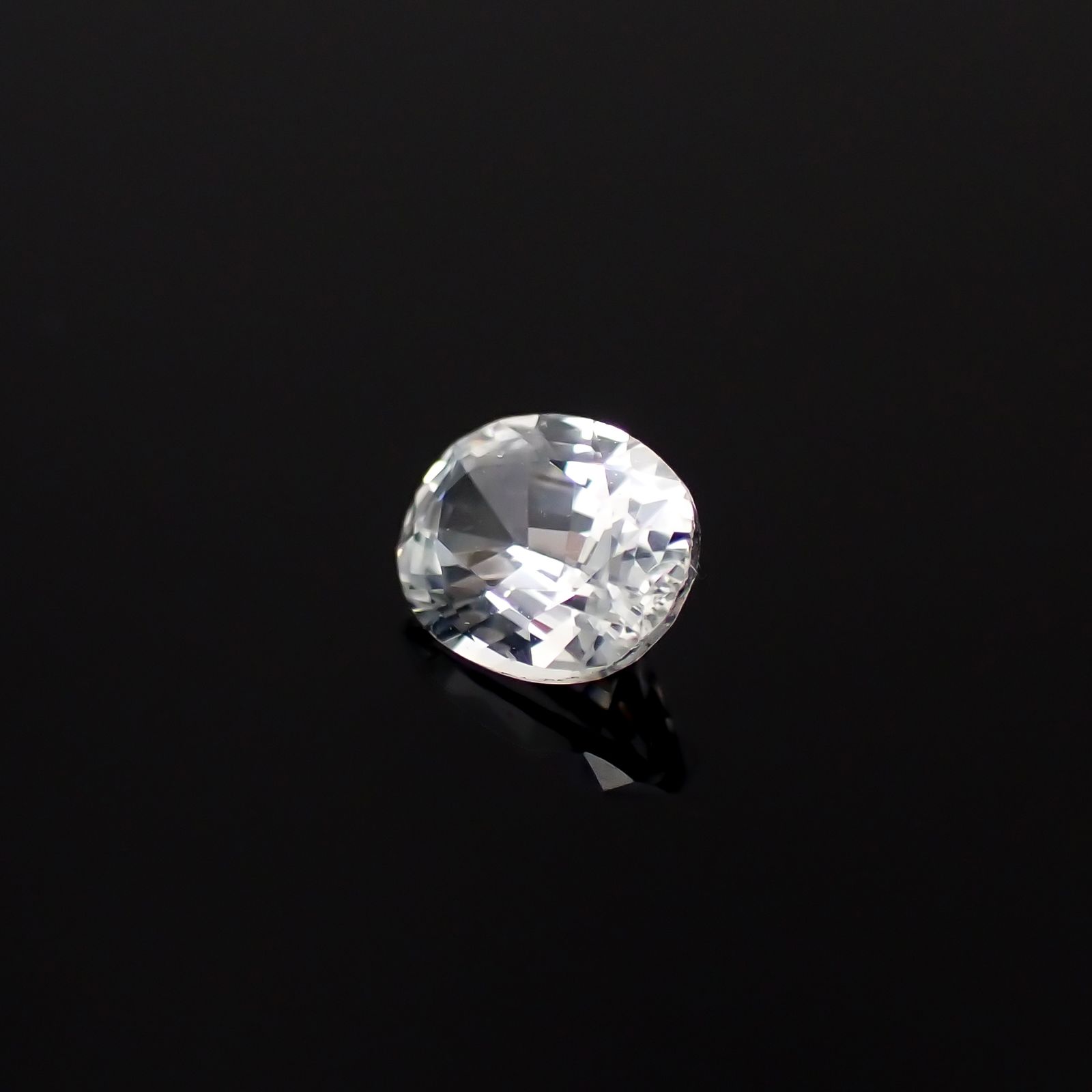 カラーラ・ダイヤモンド水晶 カラーレスサファイア スリランカ産 0.43ct[240527481]5.1x4mm
